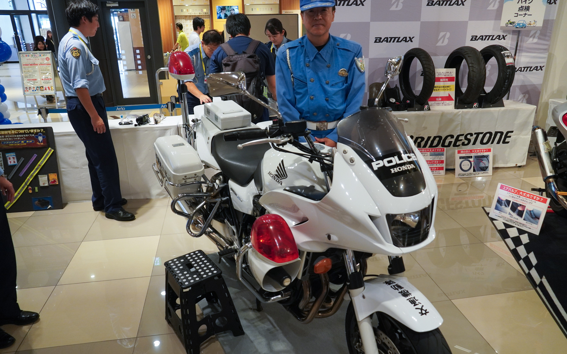 千葉県警は白バイを展示し、乗って記念写真を撮ることができる