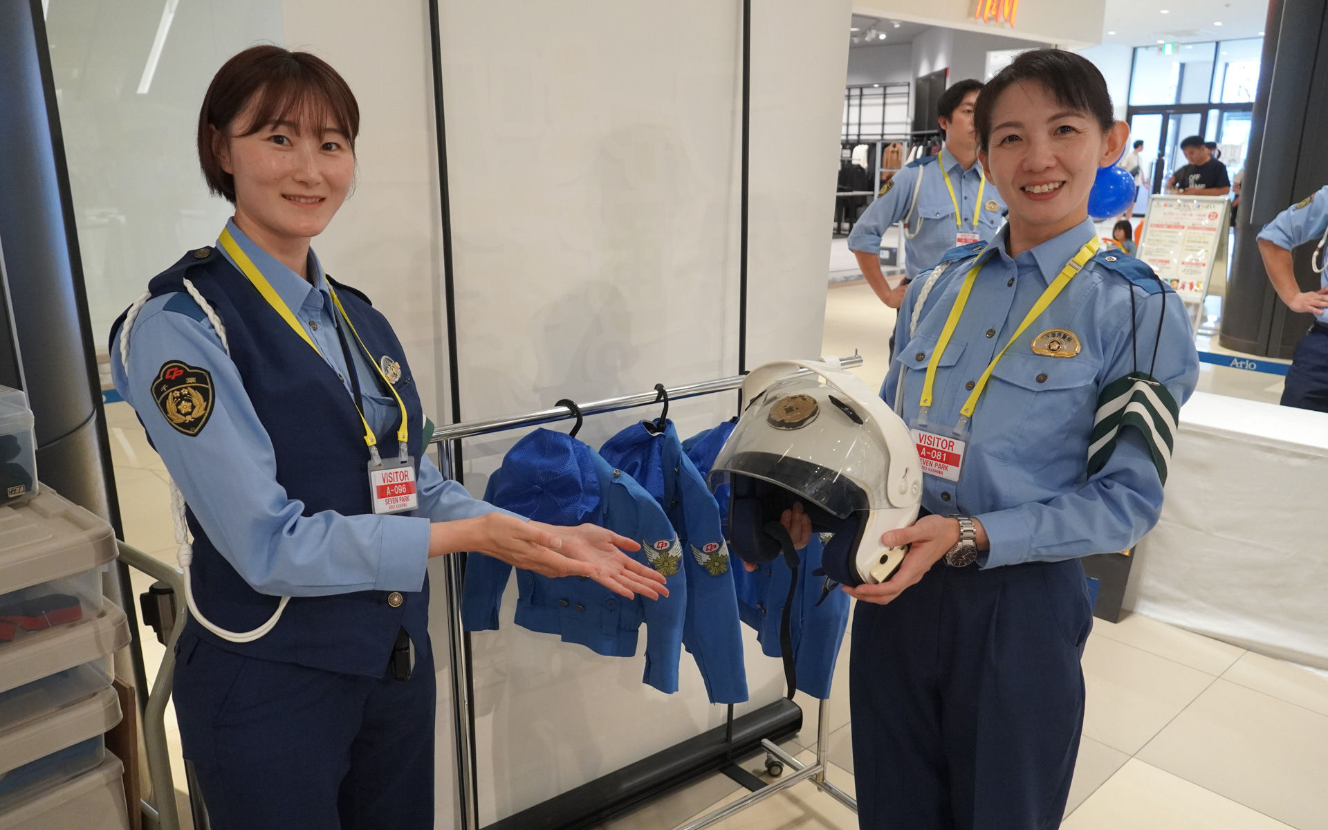 子供用に制服やヘルメットを用意