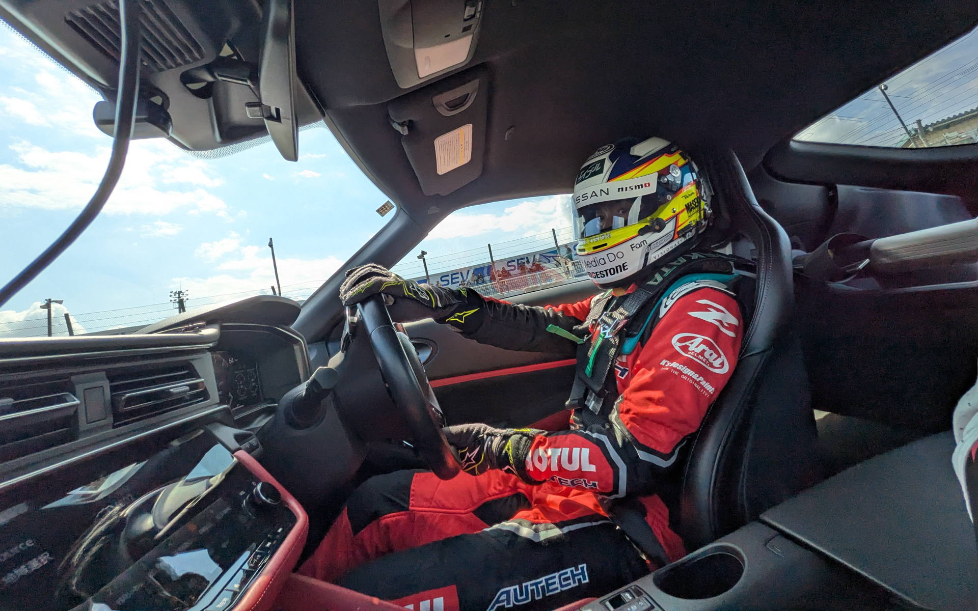 記者も千代選手がドライブするフェアレディZ（RZ34）の助手席でホイールの違いを体感させてもらった。隣で見ていてもステアリング操作やアクセルワークから、ホイールによってフィーリングが異なることを感じ取れた。また千代選手は「クルマの重量や駆動方式、装着するタイヤ、走るステージなど、総合的に考えてホイールは選ぶのがいいと思いますが、とはいえ、まずは見た目のデザインで、自分がカッコイイと思えることが大事ですね」とも語ってくれた