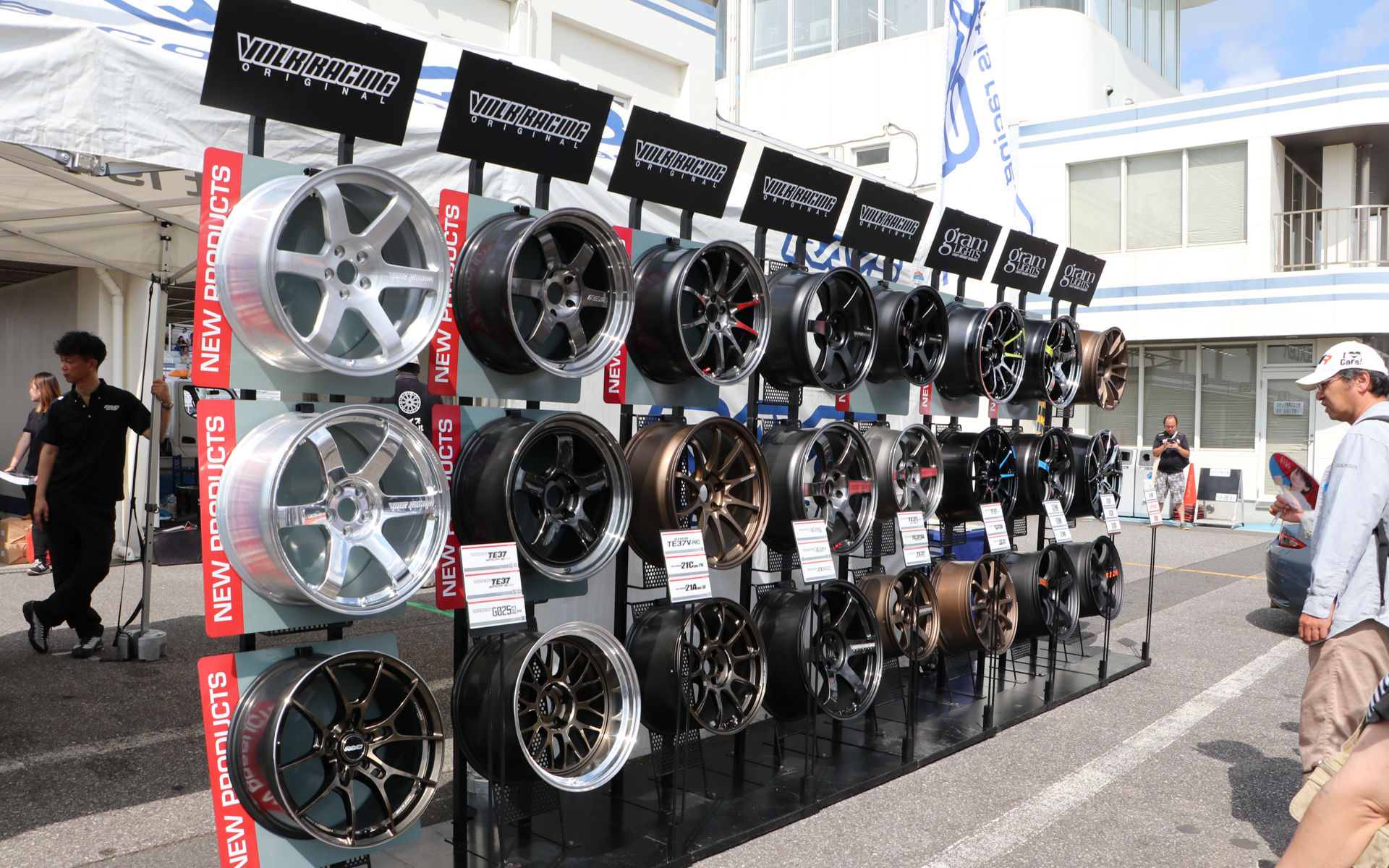 レイズのブースでは、レイズホイールやマルカサービスの新作ホイールなどを展示