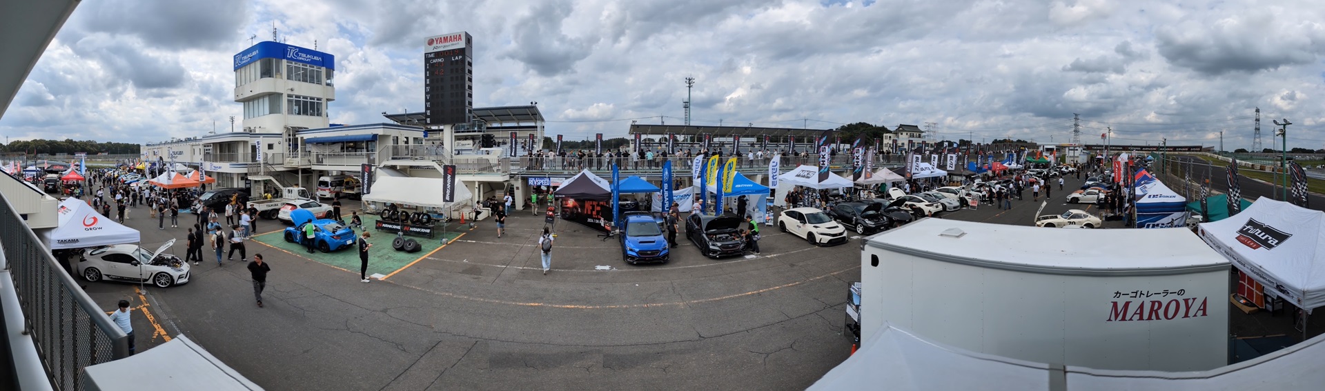 ハイパーミーティングの会場である筑波サーキットでは、多くのメーカーやショップの出展ブースが並んだ