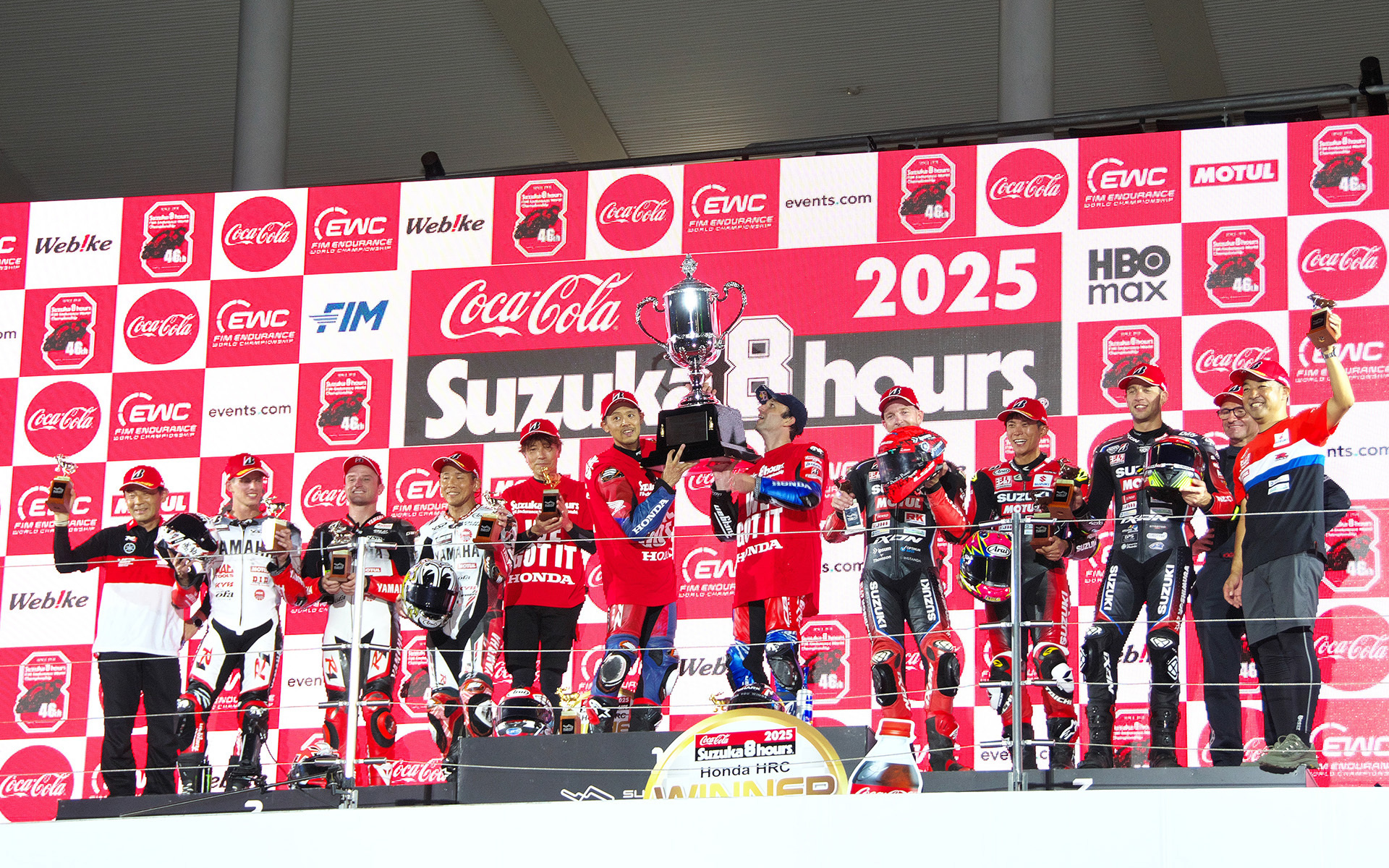 写真は2025年開催の鈴鹿8耐の表彰台