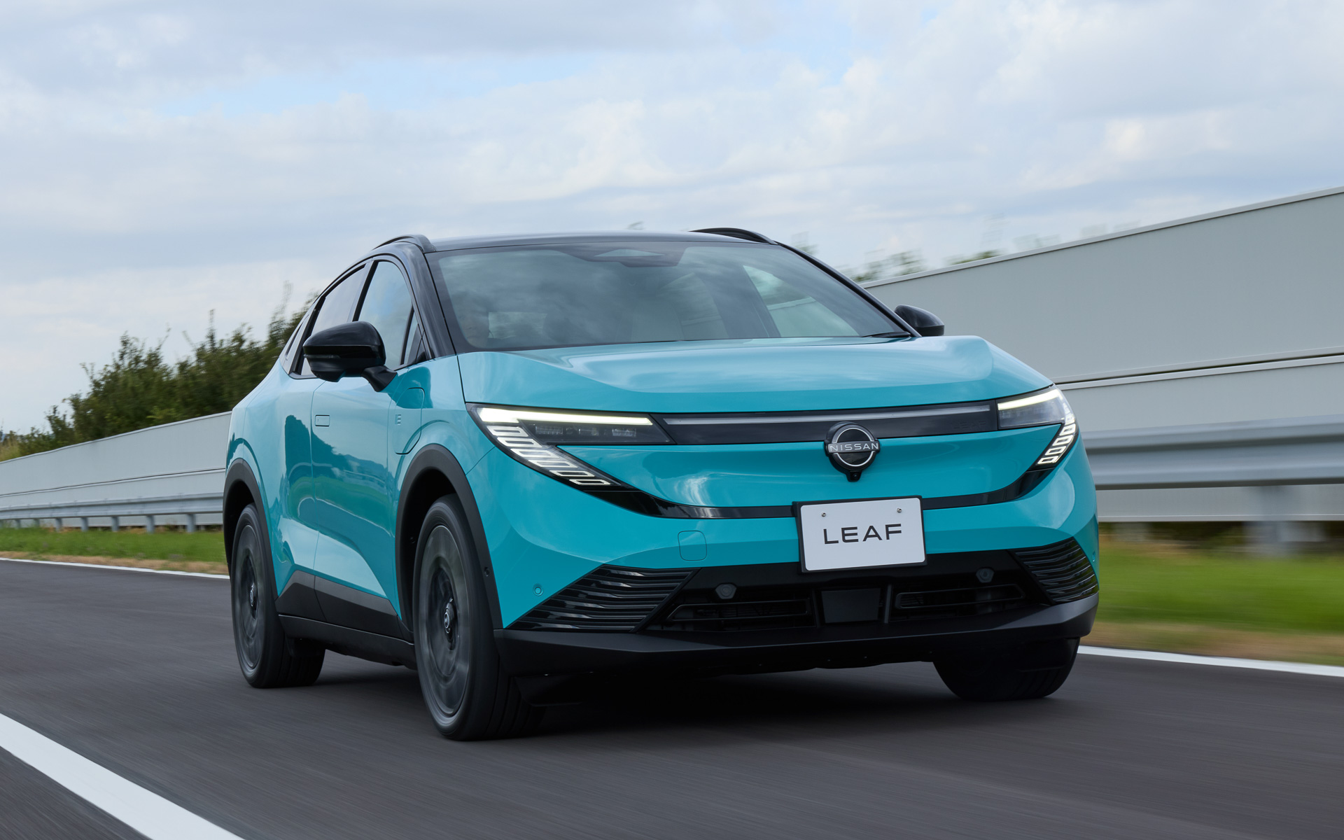 「3-in-1」構造を採用する新開発のEVパワートレーンを搭載。「YM52型」モーターは最高出力160kW（218PS）/4400-11700rpm、最大トルク355Nm（36.2kgm）/0-4300rpmを発生