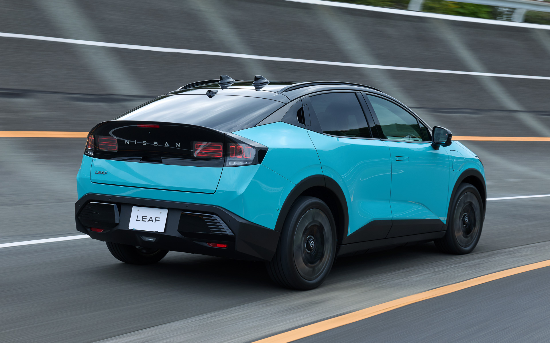 「3-in-1」構造を採用する新開発のEVパワートレーンを搭載。「YM52型」モーターは最高出力160kW（218PS）/4400-11700rpm、最大トルク355Nm（36.2kgm）/0-4300rpmを発生