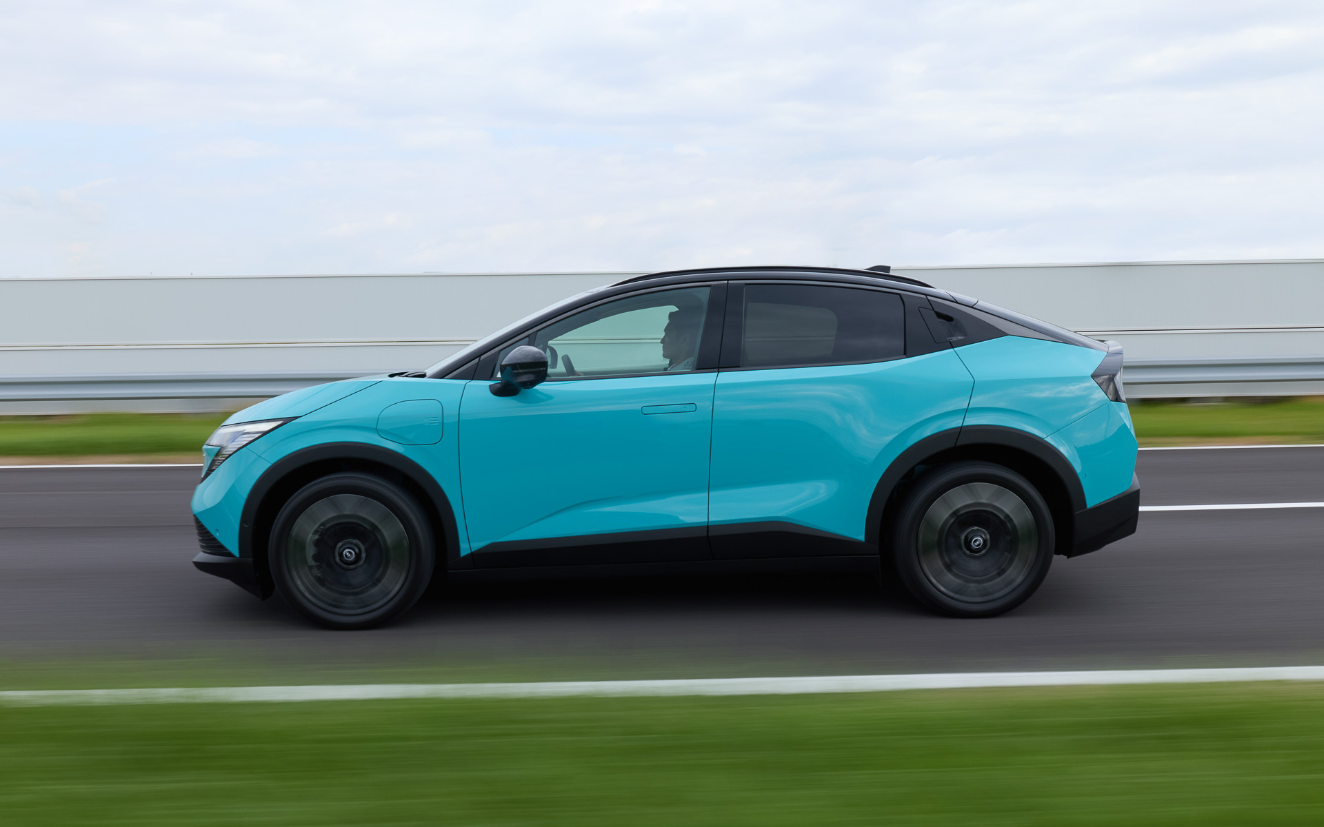 「3-in-1」構造を採用する新開発のEVパワートレーンを搭載。「YM52型」モーターは最高出力160kW（218PS）/4400-11700rpm、最大トルク355Nm（36.2kgm）/0-4300rpmを発生