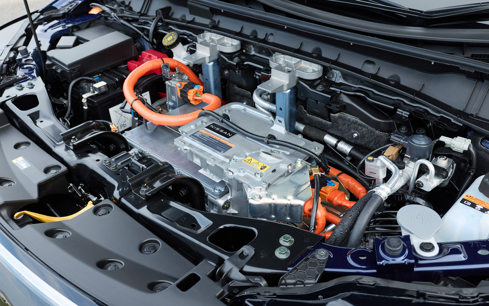 「3-in-1」構造を採用する新開発のEVパワートレーンを搭載。「YM52型」モーターは最高出力160kW（218PS）/4400-11700rpm、最大トルク355Nm（36.2kgm）/0-4300rpmを発生