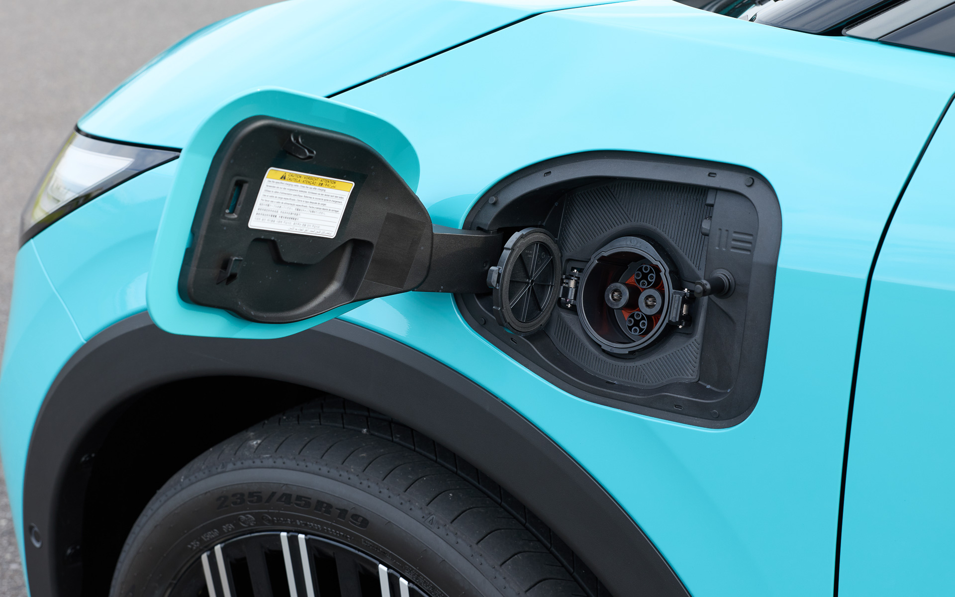 左フロントフェンダーの後方に最大150kWの急速充電（CAHdeMO方式）ポートをレイアウト