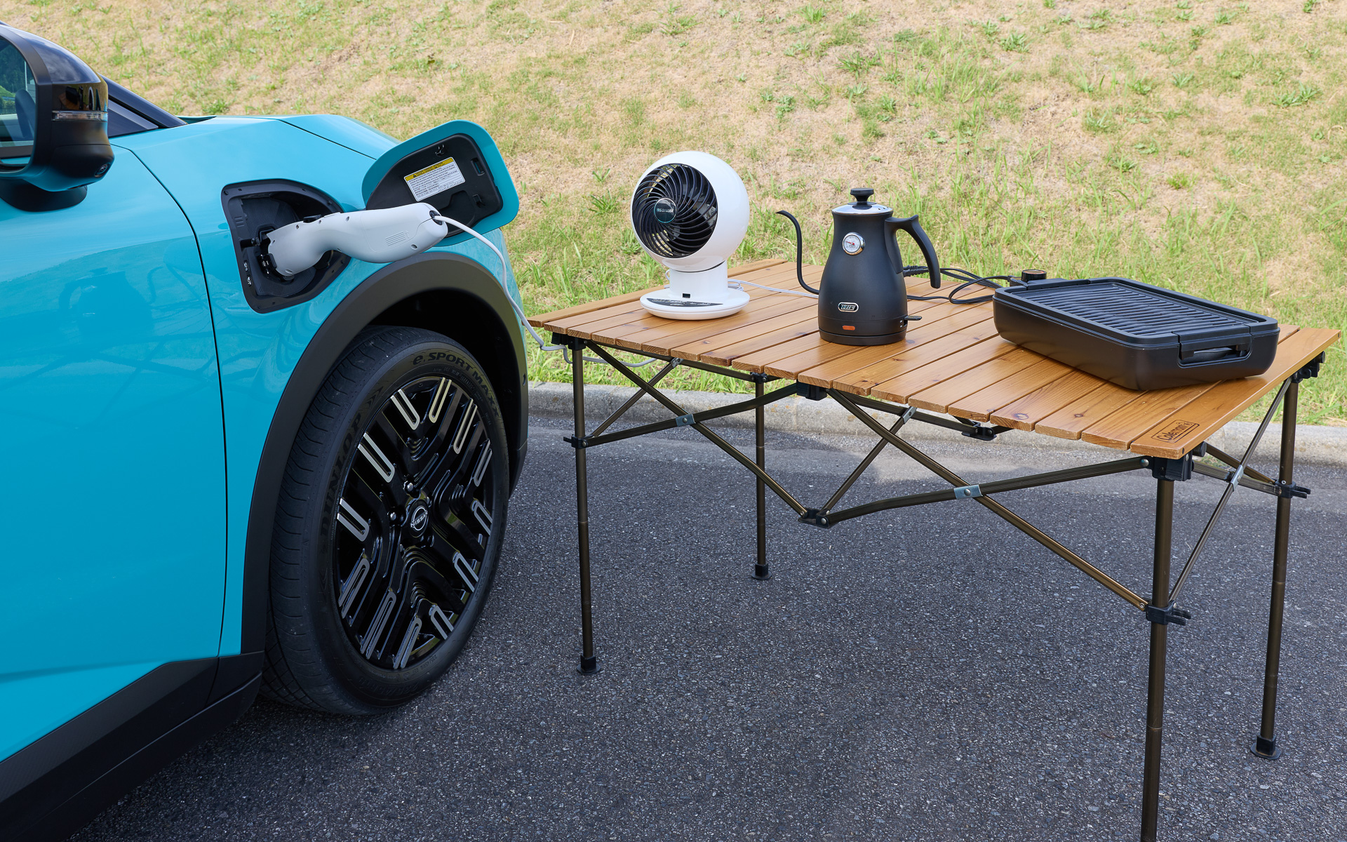 右フロントフェンダー後方に設定する普通充電ポートは、1500Wまでの外部給電が可能な「AC外部給電コネクター」を利用可能