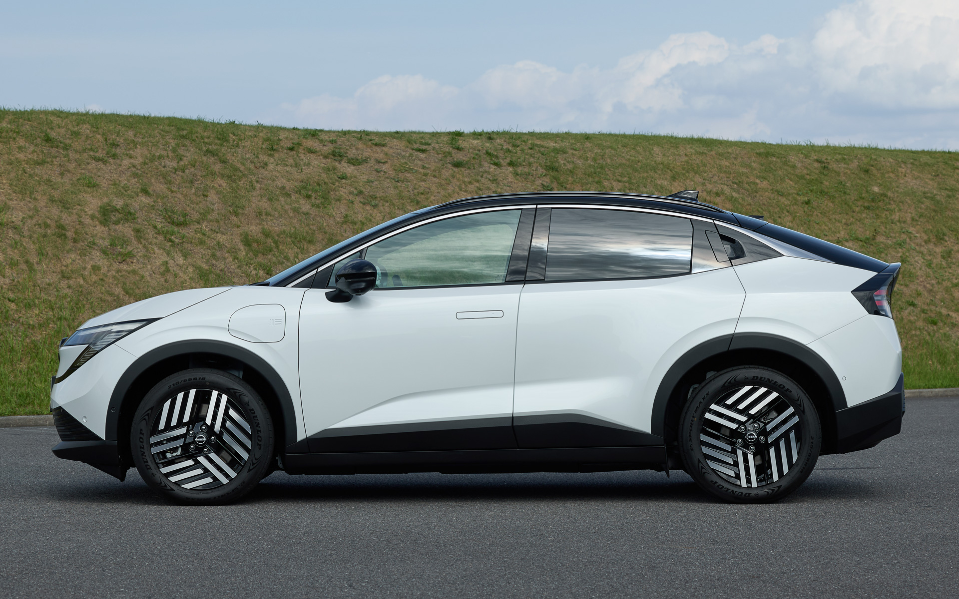 リアがスラントしたファストバックスタイルを採用