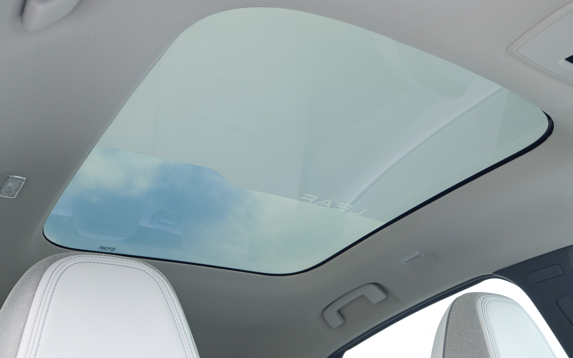 日産車で初めて「調光パノラミックガラスルーフ（遮熱機能付）」を全車にオプション設定