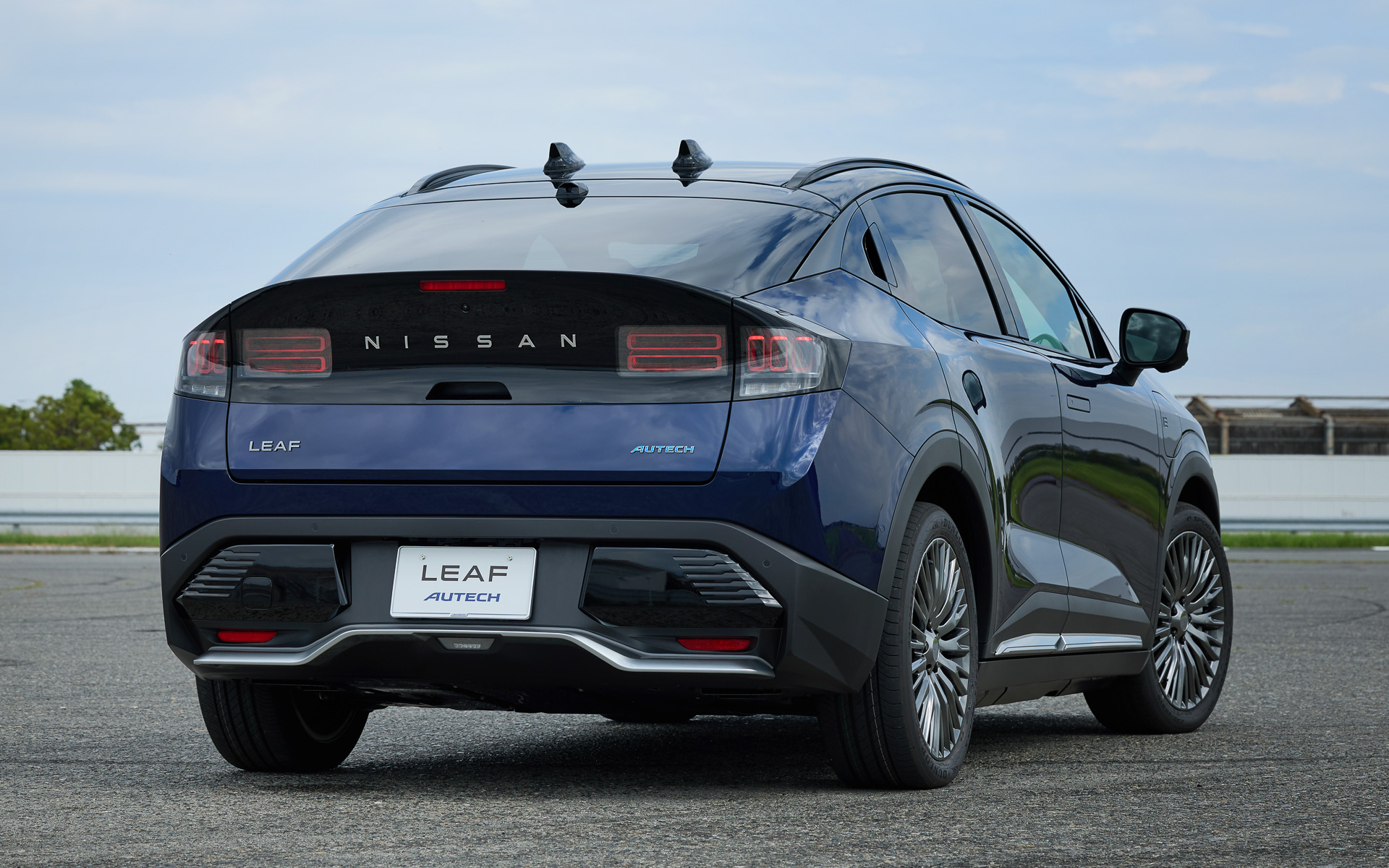 メタル調フィニッシュを備える専用エクステリアパーツを車体下側に装備してスポーティさを演出。ダーク金属調塗装仕上げの19インチ専用アルミホイールも用意されている