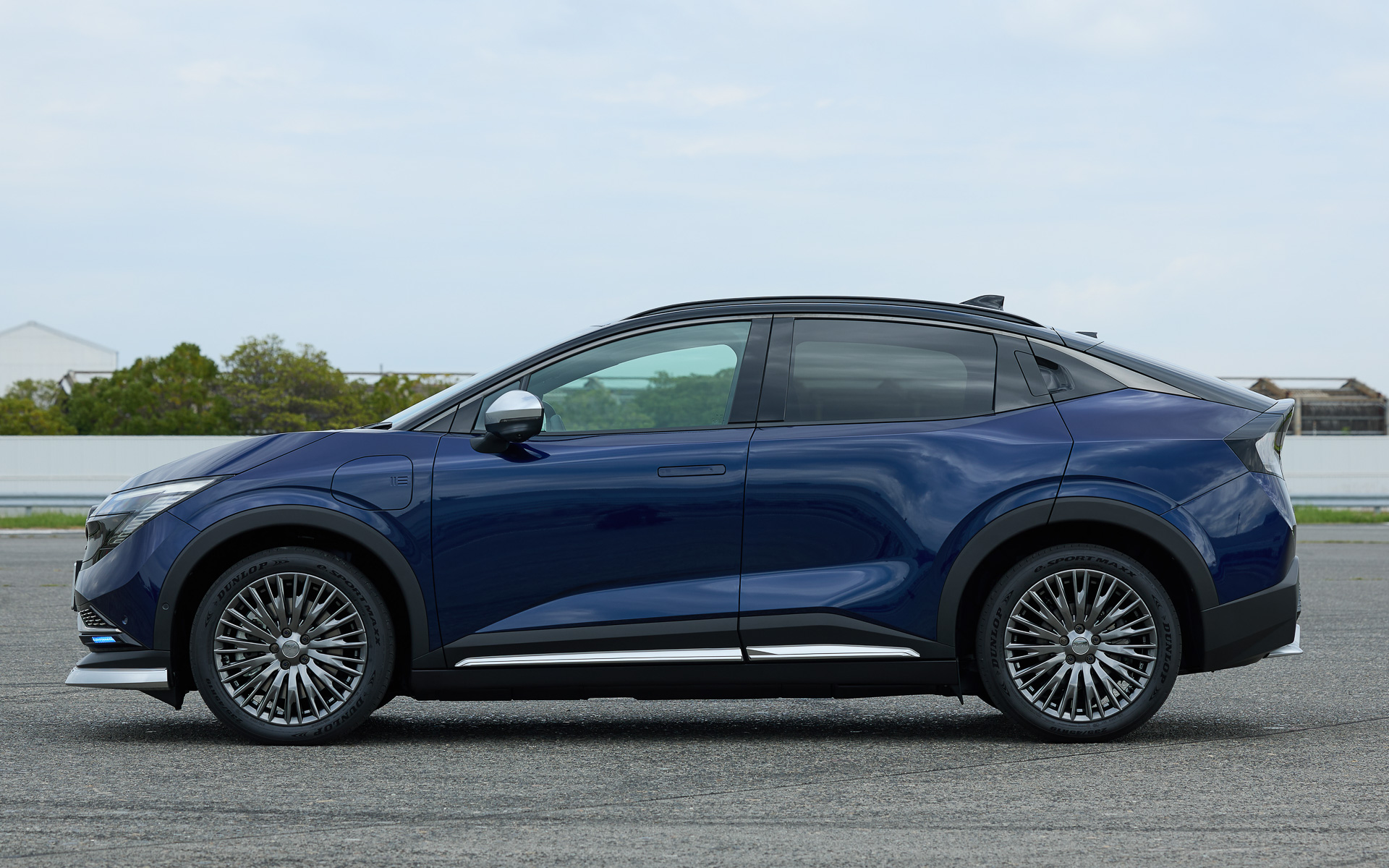 メタル調フィニッシュを備える専用エクステリアパーツを車体下側に装備してスポーティさを演出。ダーク金属調塗装仕上げの19インチ専用アルミホイールも用意されている