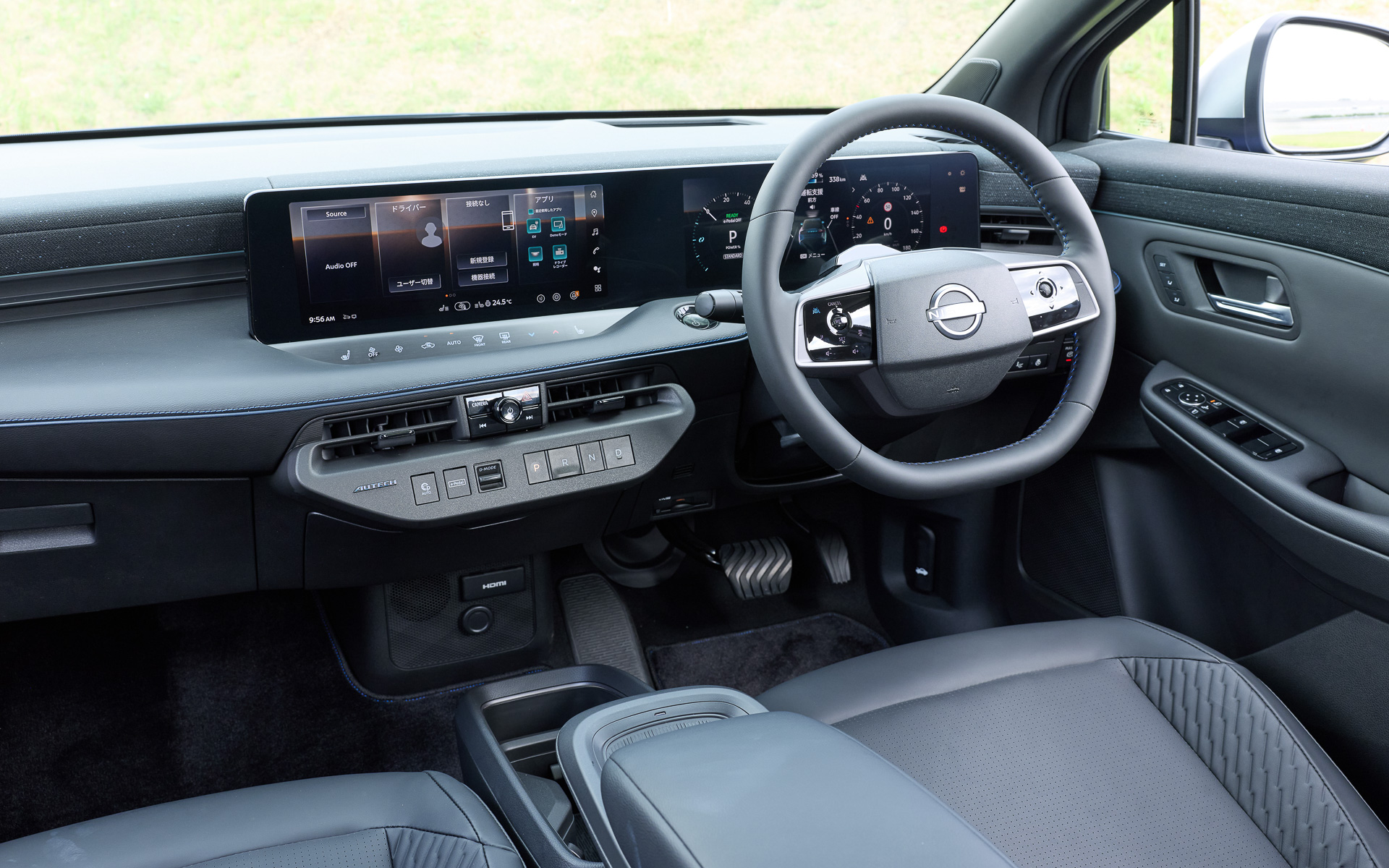 ブルーステッチを施した専用テーラーフィット巻ステアリングを装着