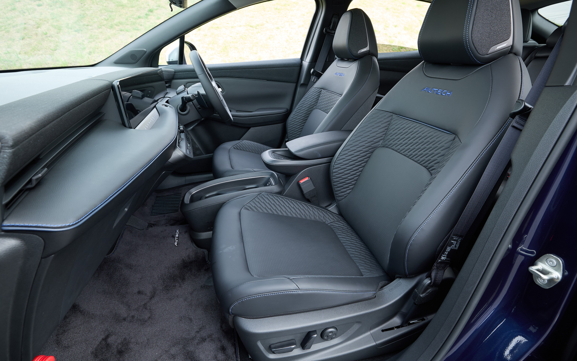 フロントシートの背もたれ肩口にAUTECHのロゴが刺繍されている