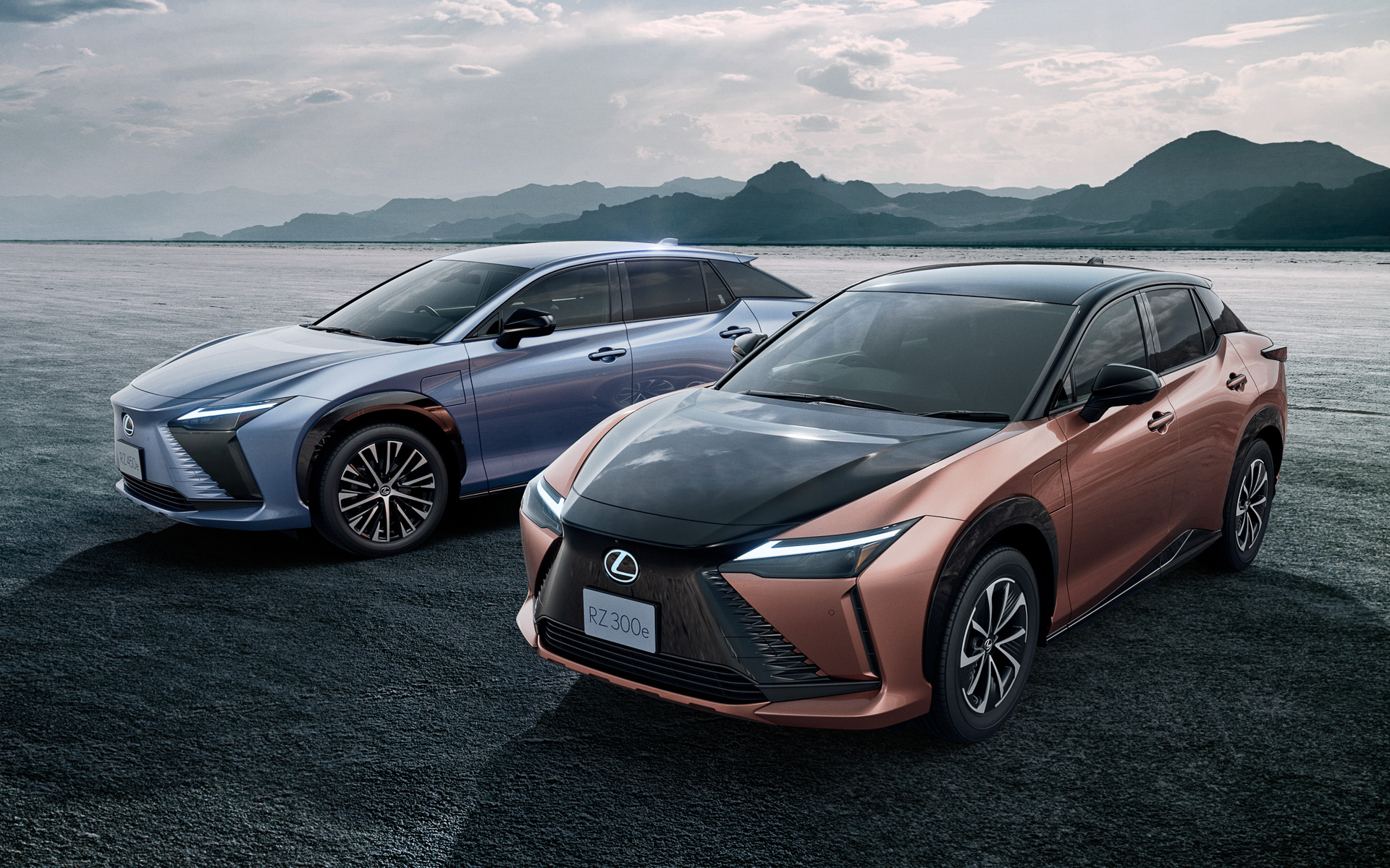 2023年11月の一部改良で追加された「RZ300e」（右手前）と「RZ450e」（左奥）