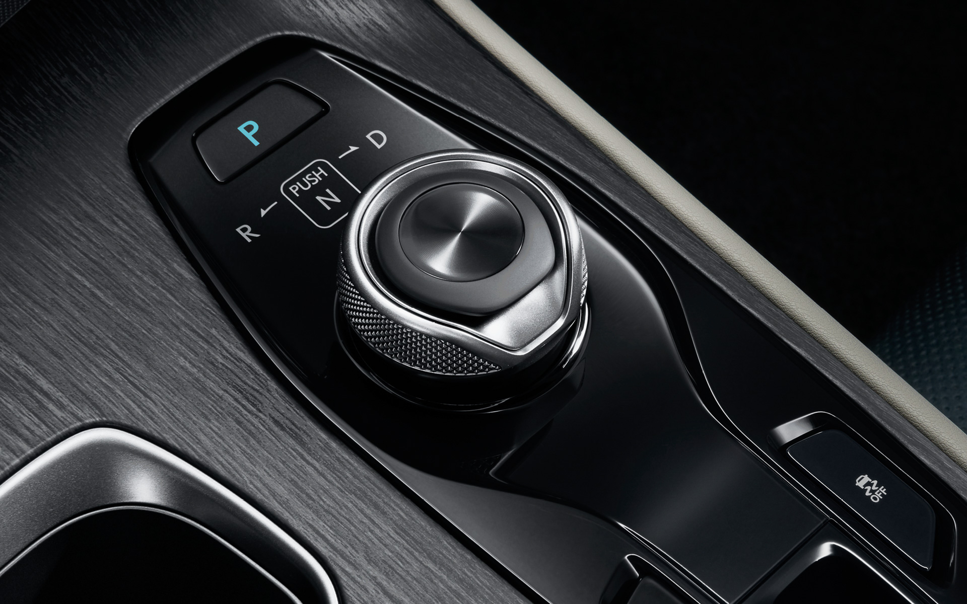 センターコンソールにレクサスモデル初のダイヤル式シフトを設定