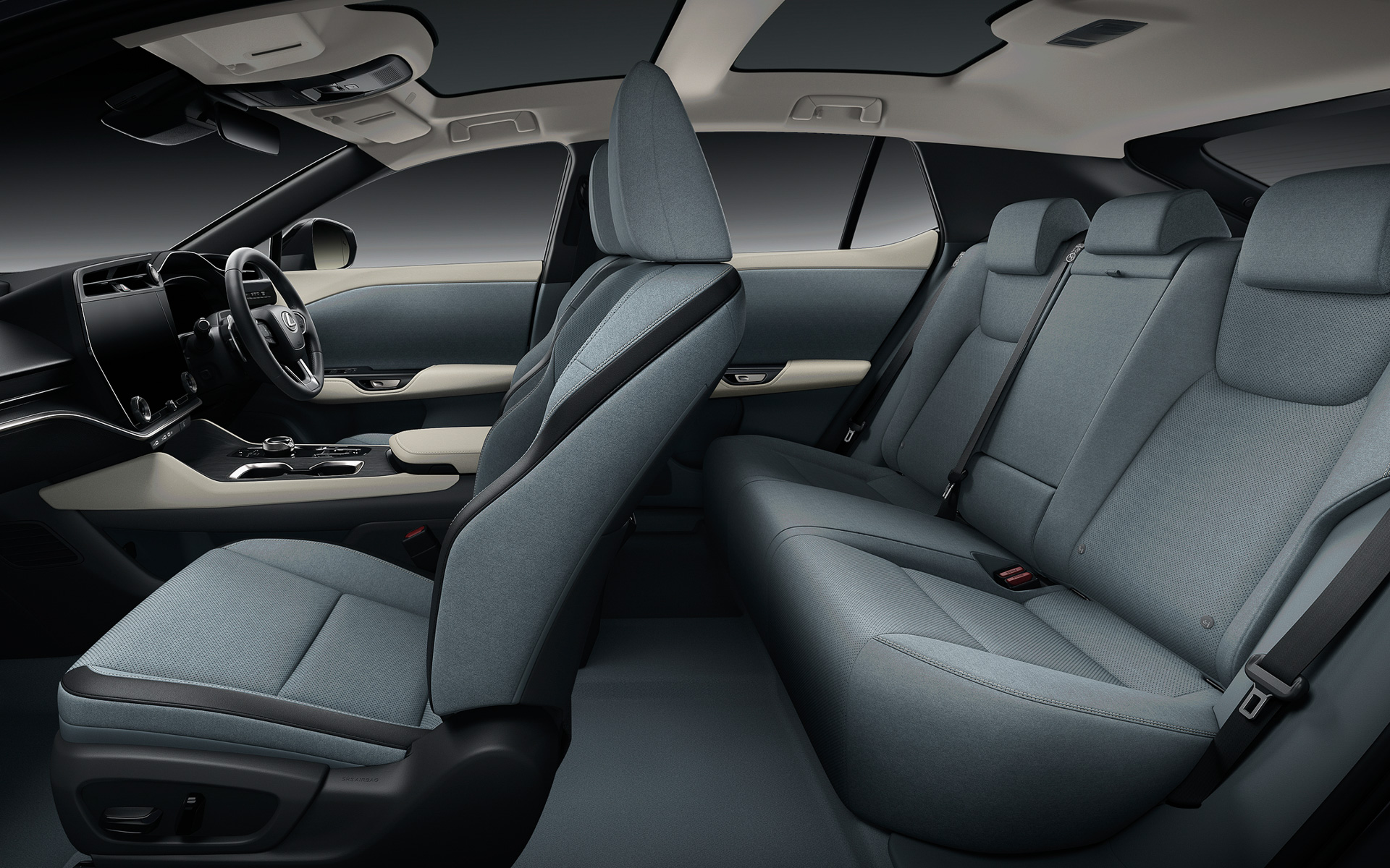 ロングホイールベース化で1000mmのカップルディスタンスを確保し、BEVならではのフラットフロアも魅力