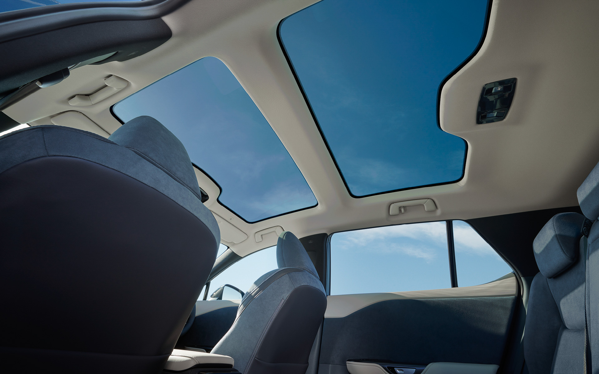 「パノラマルーフ」は全車にオプション設定