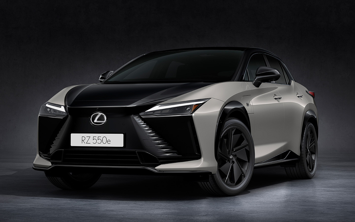 2025年秋の発売を予定する新型RZ。「ステアバイワイヤシステム」を新たに採用してステアリングを握り替えることなく運転できるようにする