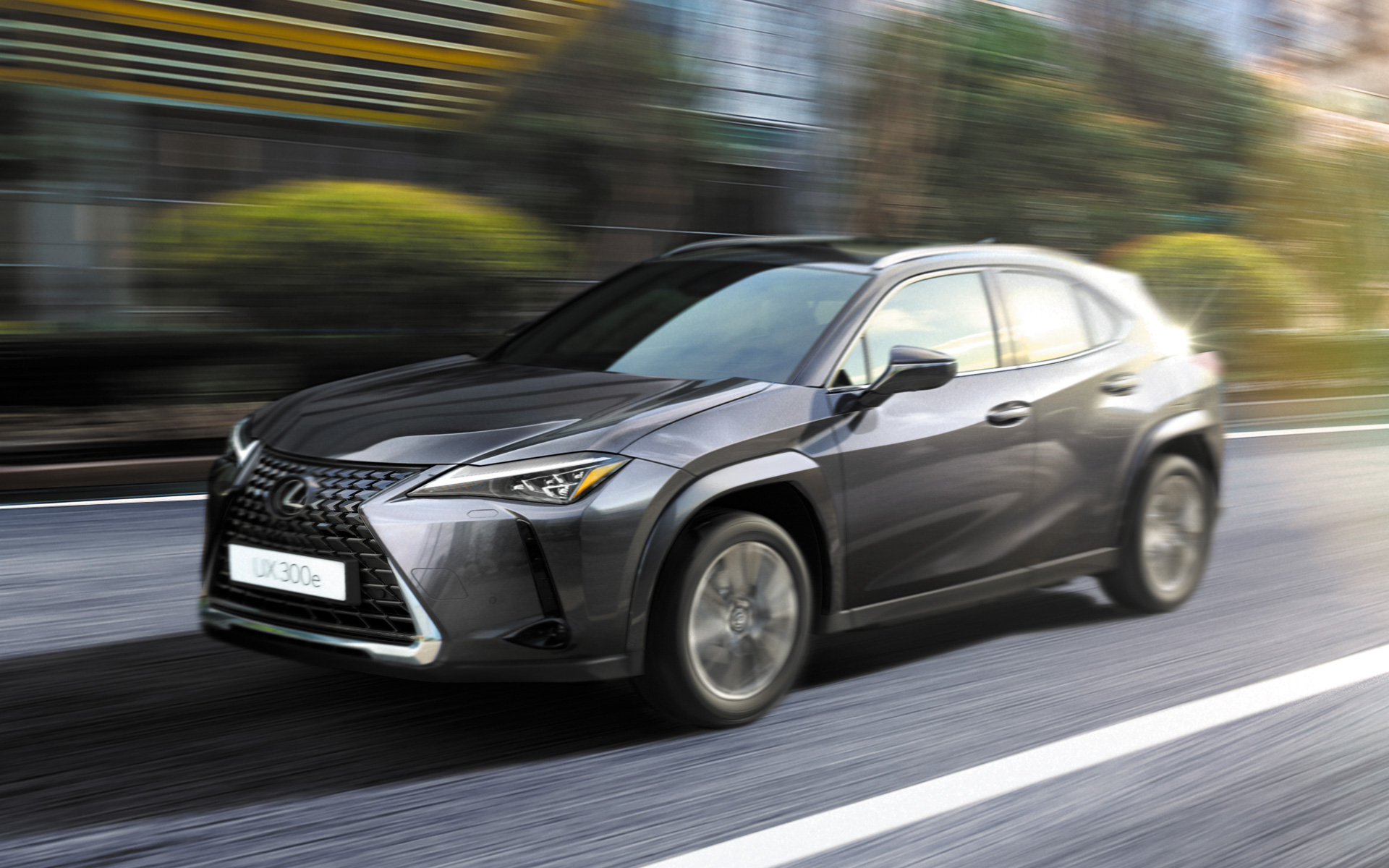 4KM型モーターは最高出力150kW（203PS）、最大トルク300Nm（30.5kgm）を発生。BEVらしい静かで力強い走りを実現する