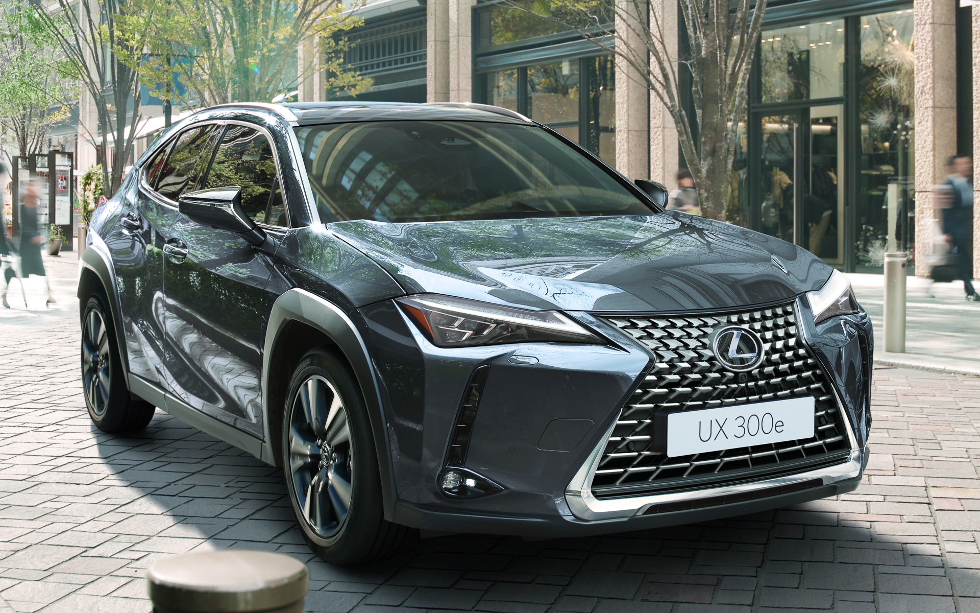 4KM型モーターは最高出力150kW（203PS）、最大トルク300Nm（30.5kgm）を発生。BEVらしい静かで力強い走りを実現する