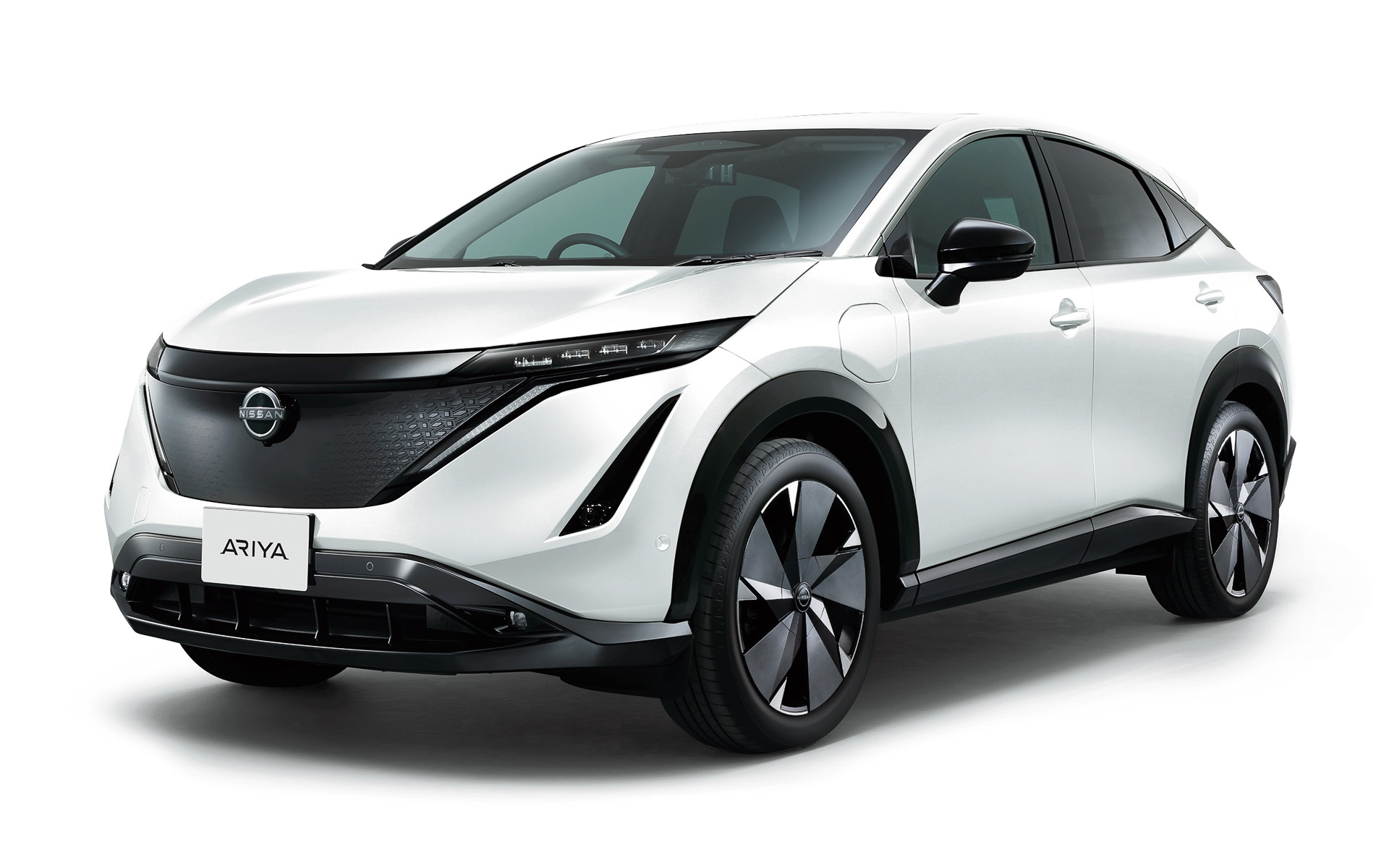 外観デザインには日産の新しいデザインランゲージ「タイムレス ジャパニーズ フューチャリズム」を採用