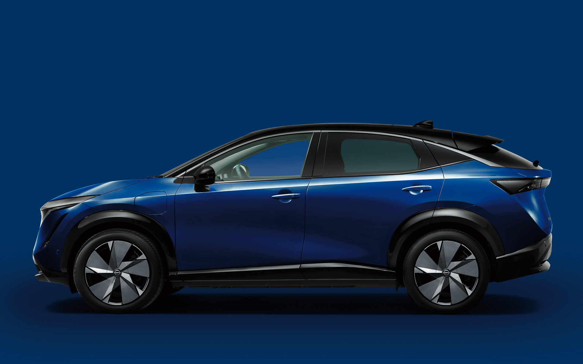 ボディカラーはモノトーン5種類、2トーン2種類の計7パターンを用意