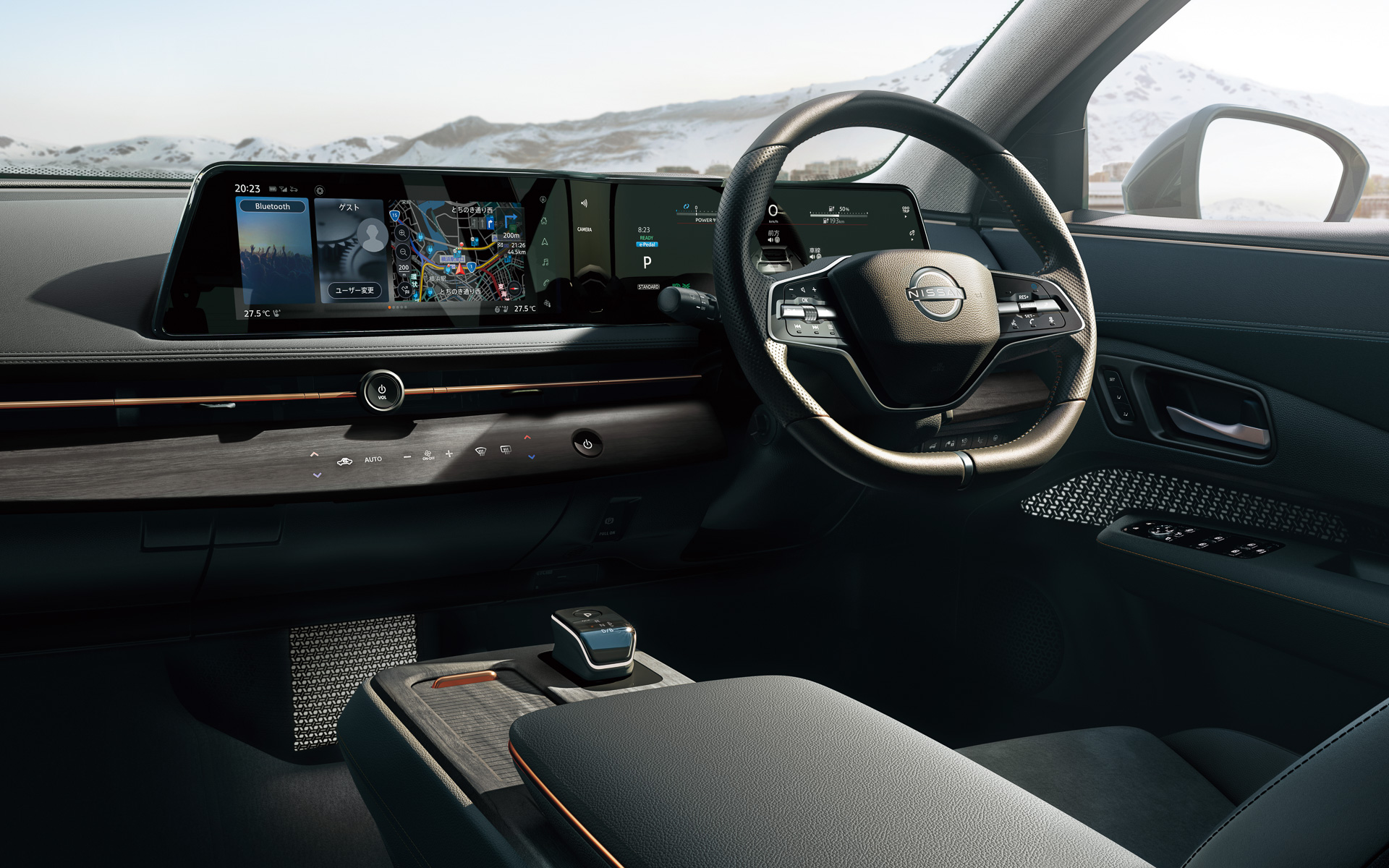 すっきりとしたインパネ上に2つの大型ディスプレイを組み合わせた「統合型インターフェースディスプレイ」を設置