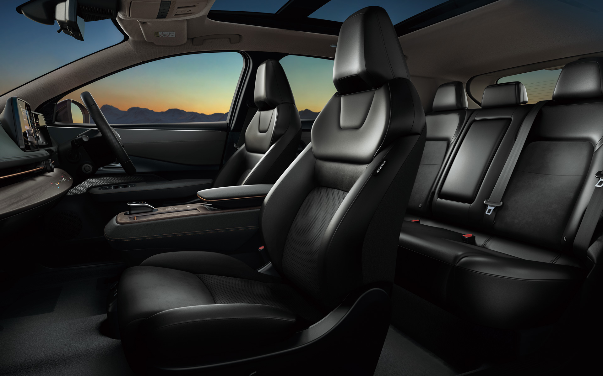 フロアトンネルが無いフラットなフロア構造で広い室内空間を実現、