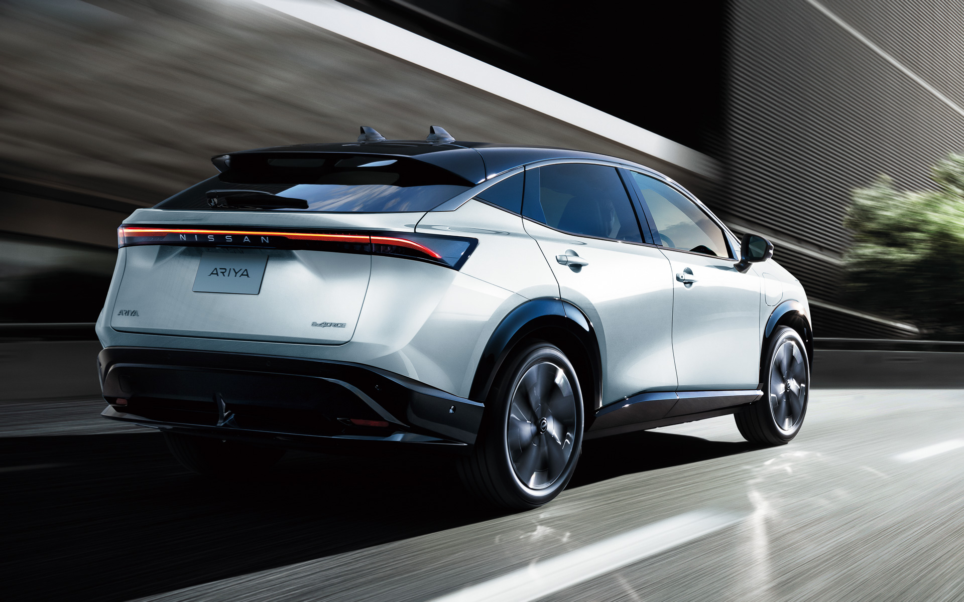 4WDのe-4ORCEはブレーキペダルが踏まれた瞬間から車体の動きを制御して、とくに助手席や後席に座る人にスムーズで安定した乗り心地を提供