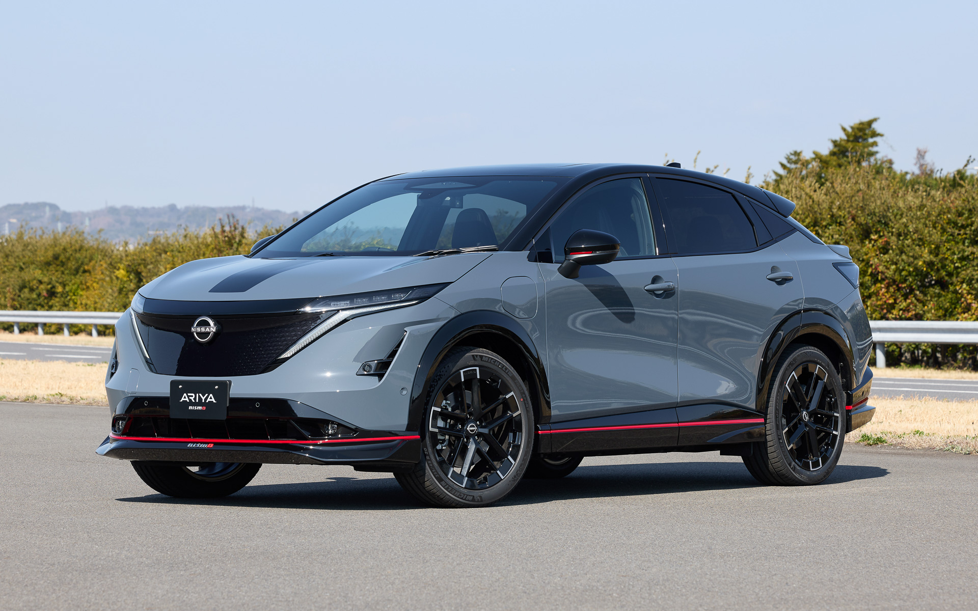 NISMOロゴの入った前後バンパーやドア・サイドモールなどの専用エアロパーツを装着して空気抵抗を低減させつつダウンフォースを向上