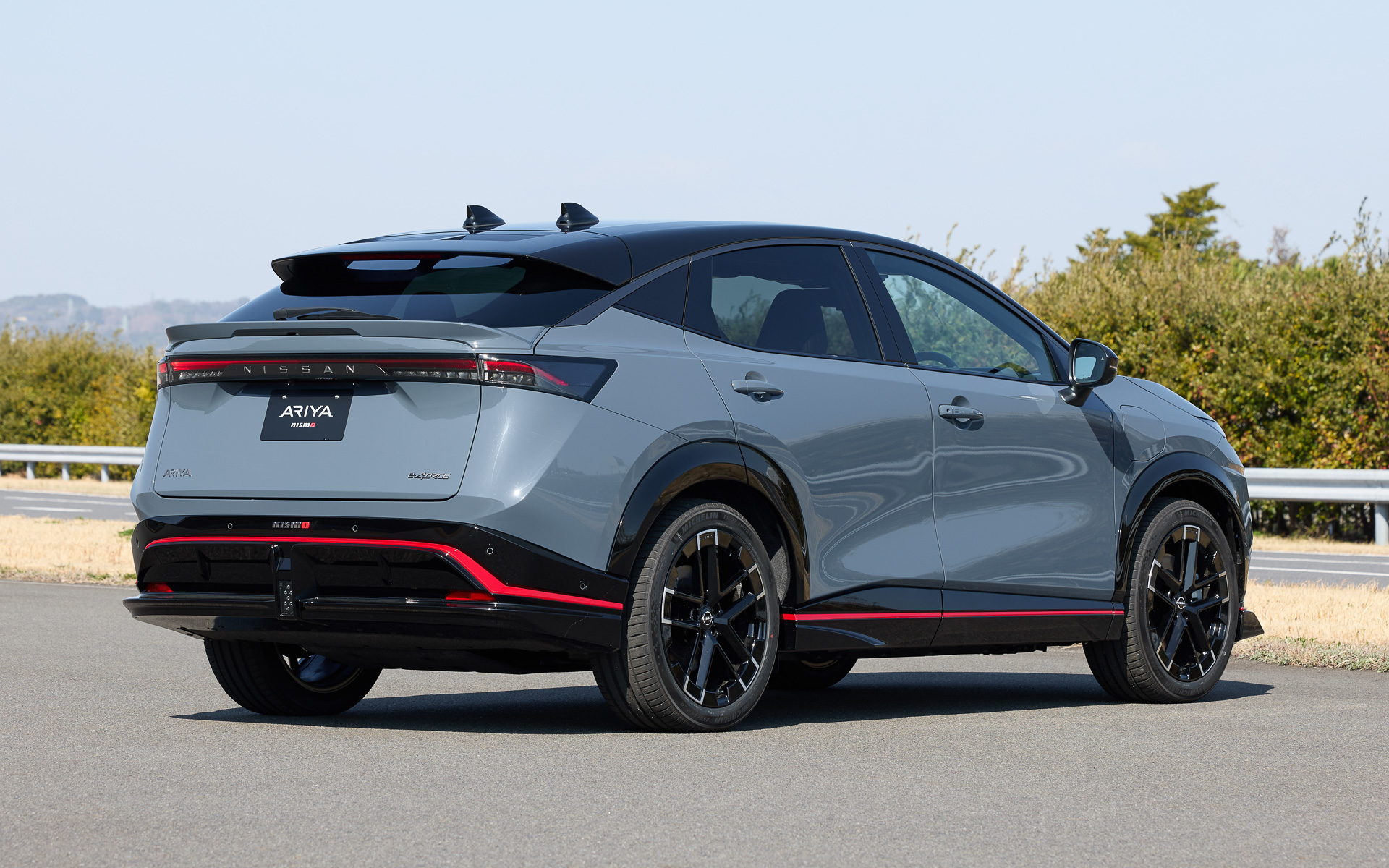 NISMOロゴの入った前後バンパーやドア・サイドモールなどの専用エアロパーツを装着して空気抵抗を低減させつつダウンフォースを向上