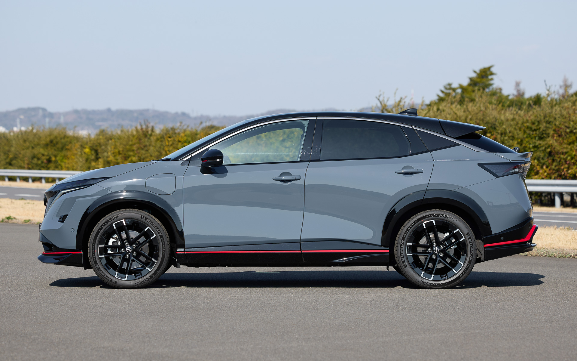 NISMOロゴの入った前後バンパーやドア・サイドモールなどの専用エアロパーツを装着して空気抵抗を低減させつつダウンフォースを向上