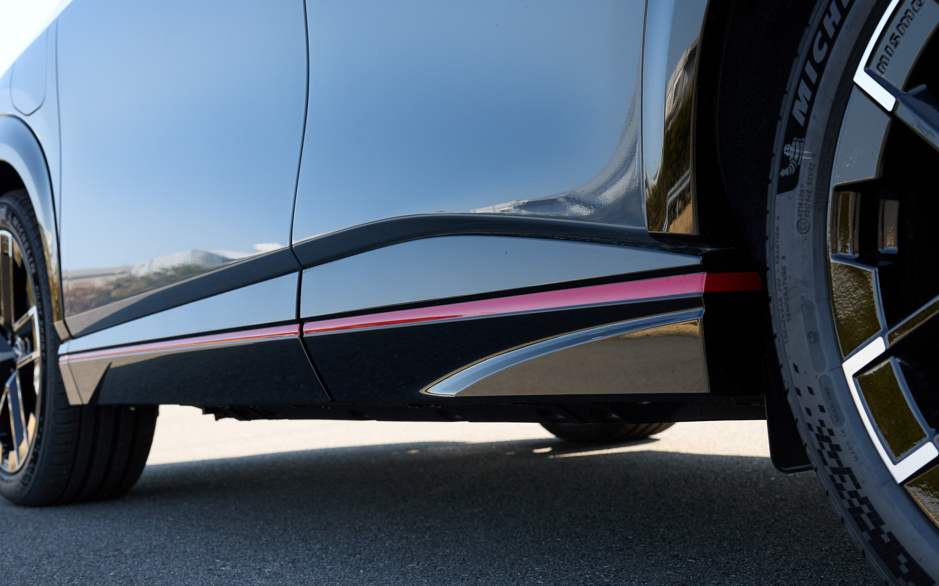 NISMOロゴの入った前後バンパーやドア・サイドモールなどの専用エアロパーツを装着して空気抵抗を低減させつつダウンフォースを向上