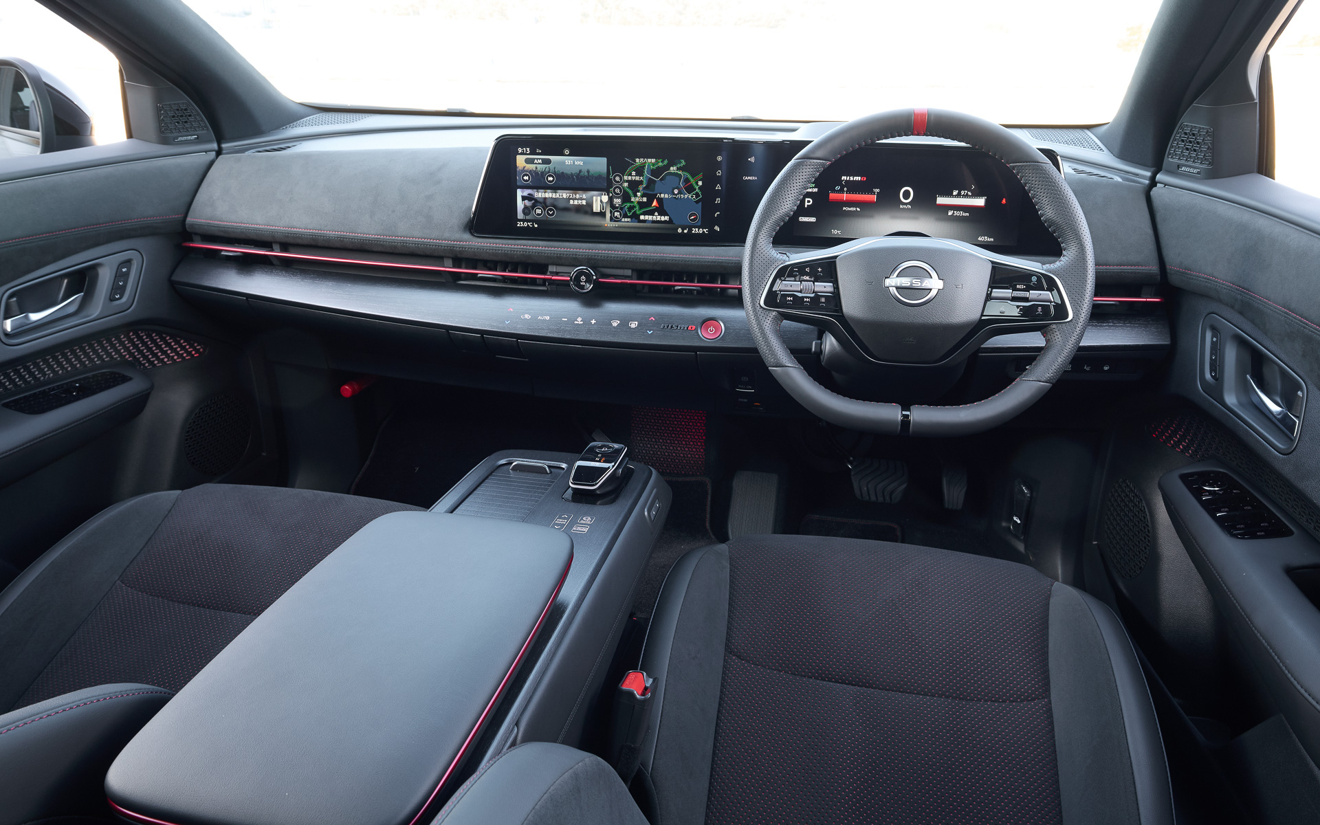 黒基調のインテリア。12.3インチ液晶のアドバンスドドライブアシストディスプレイの表示内容も専用デザインとなる