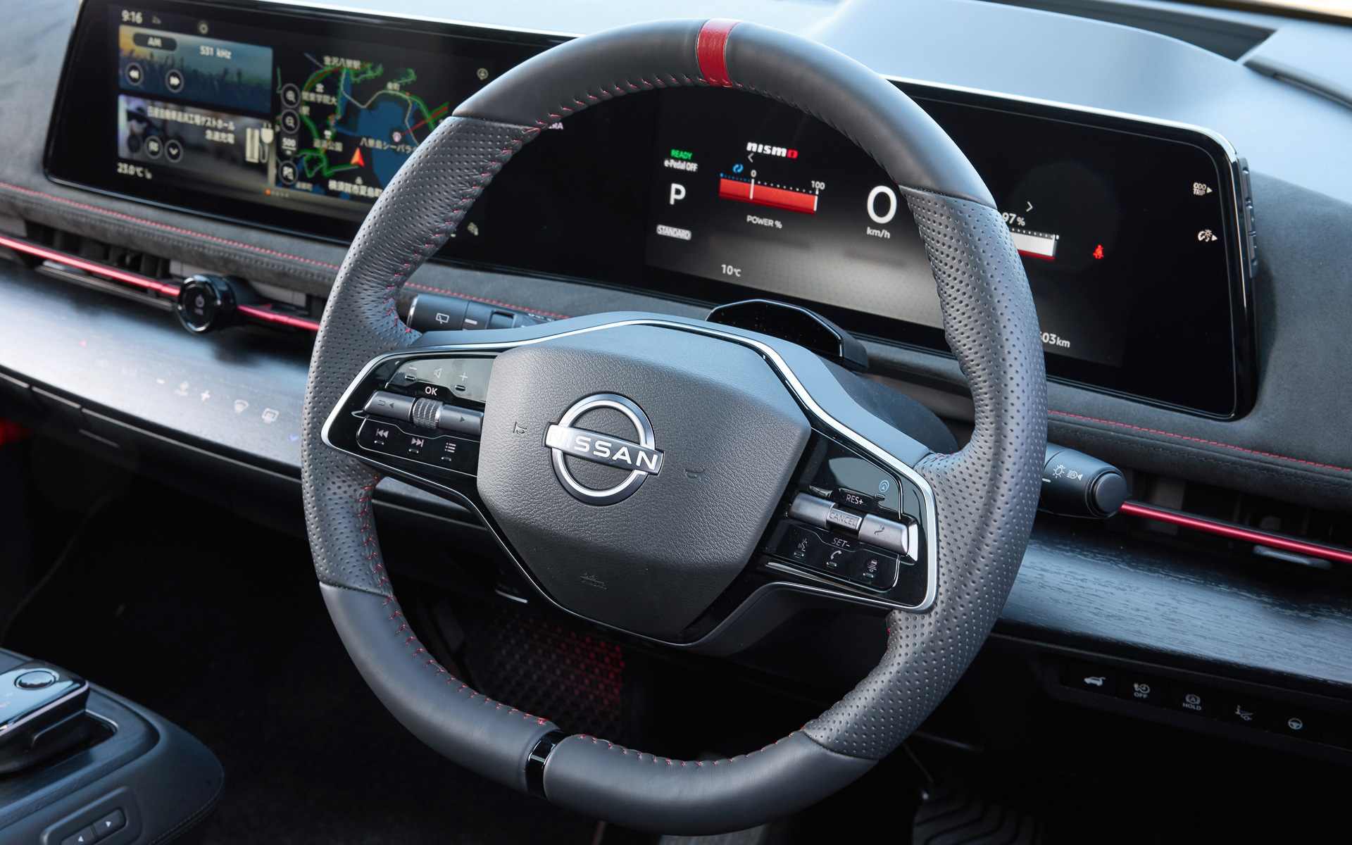 ステアリングはレッドセンターマークを備える専用本革巻きステアリングとなる