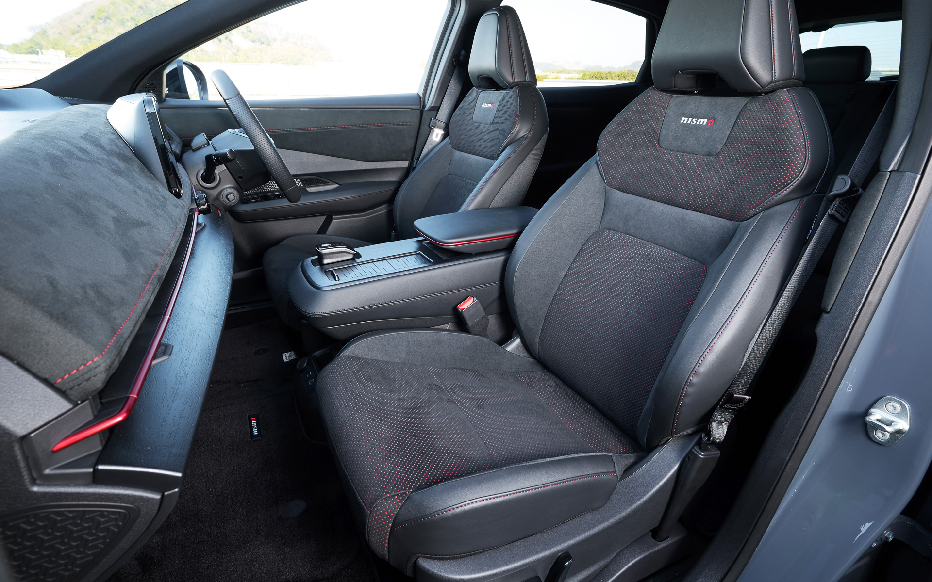 スエード＆合皮コンビ表皮を使った専用シートを装着。フロントシートはパッドチューニングを行なってホールド性とフィット感を高めている