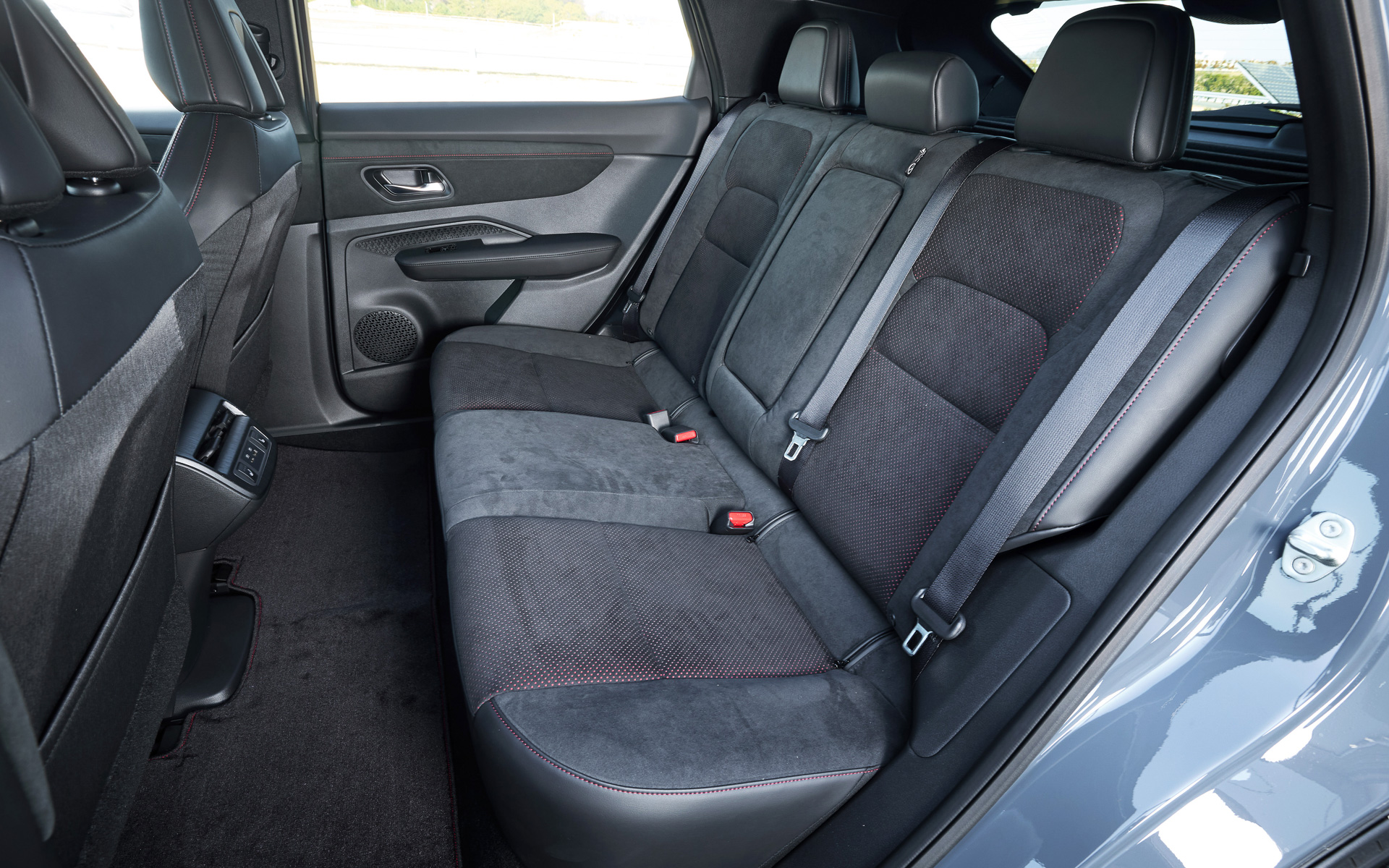 スエード＆合皮コンビ表皮を使った専用シートを装着。フロントシートはパッドチューニングを行なってホールド性とフィット感を高めている