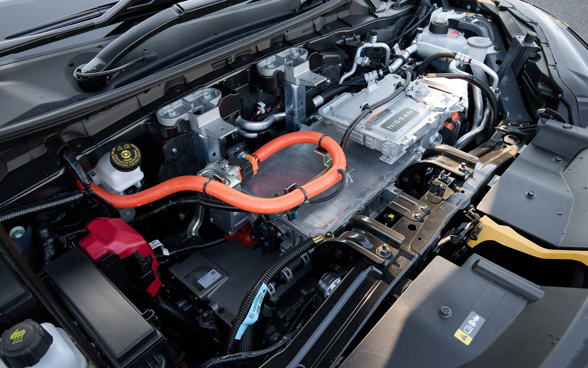 パワートレーンではシステム最高出力を高め、NISMO専用の加速チューニングも実施