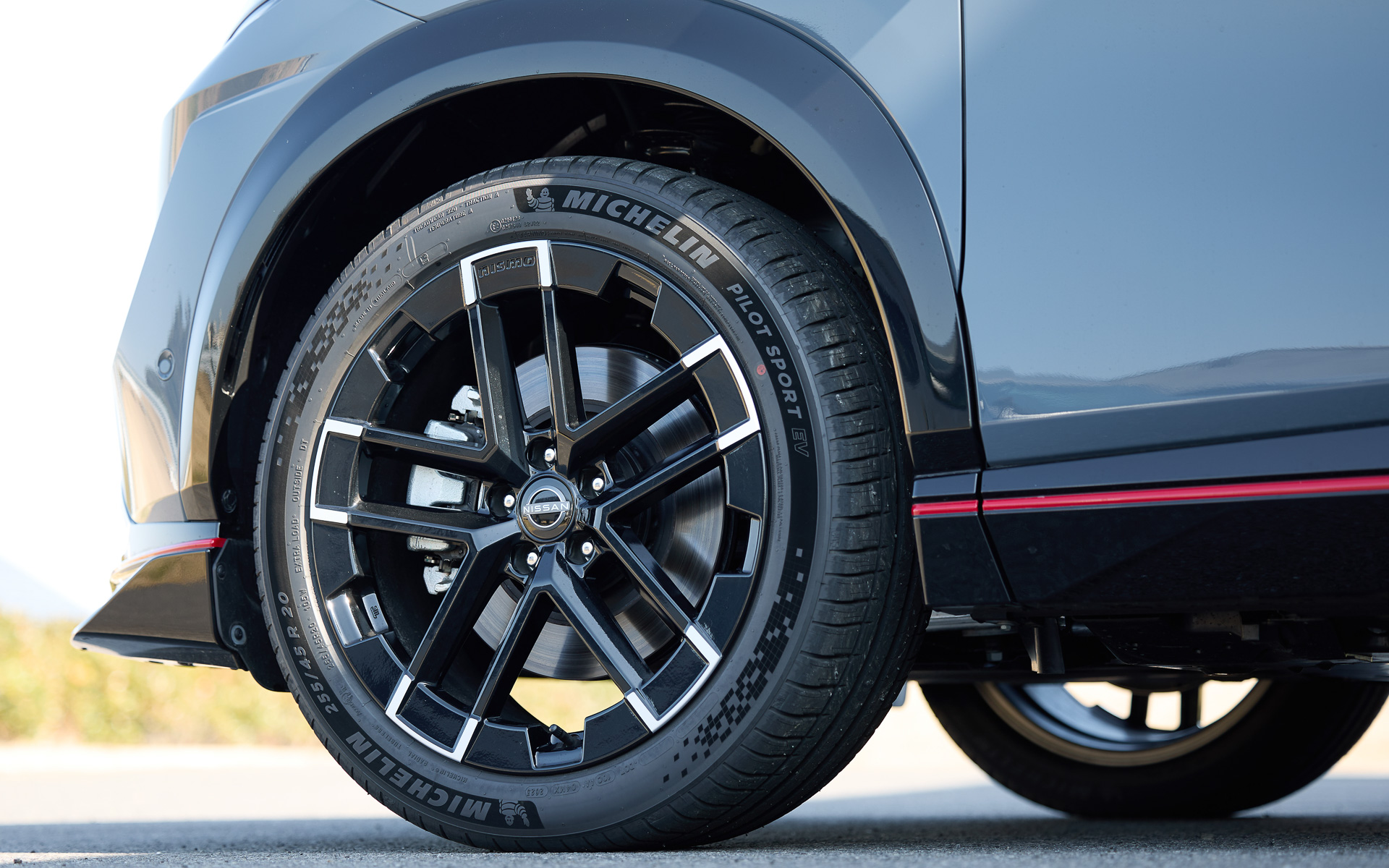 足まわりでは専用開発タイヤ＆アルミホイールを装着