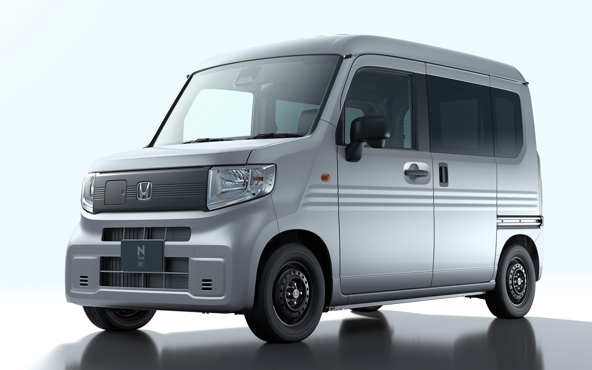 N-VAN e：は軽商用車「N-VAN」をベースに、ドアインピラー構造の「助手席側センターピラーレス」や「助手席側前後ダイブダウンシート」などの魅力を継承しながらBEV化したモデル