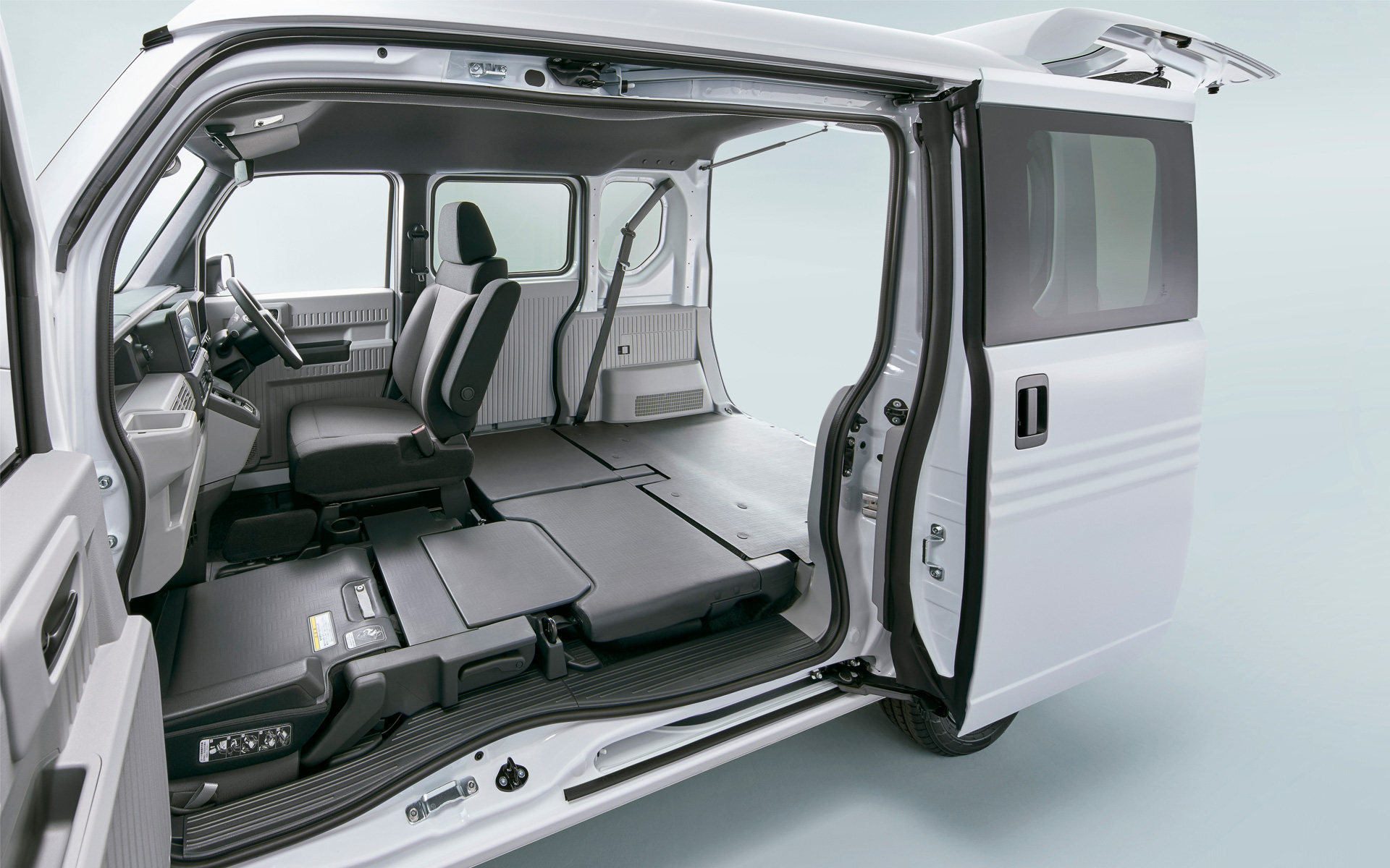 N-VAN e：は軽商用車「N-VAN」をベースに、ドアインピラー構造の「助手席側センターピラーレス」や「助手席側前後ダイブダウンシート」などの魅力を継承しながらBEV化したモデル