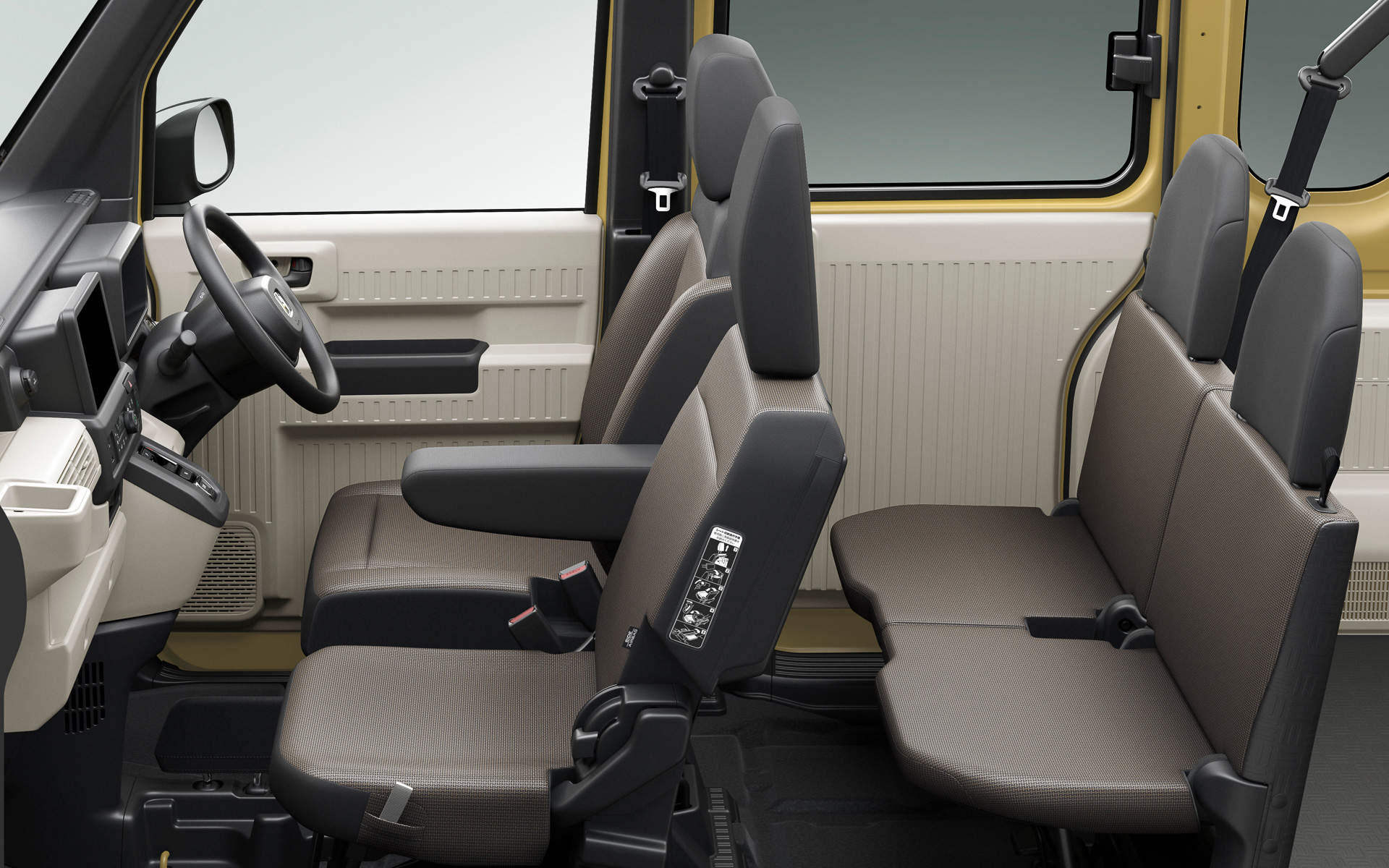 e：FUNのインテリア。内装色は明るくナチュラルなアイボリー