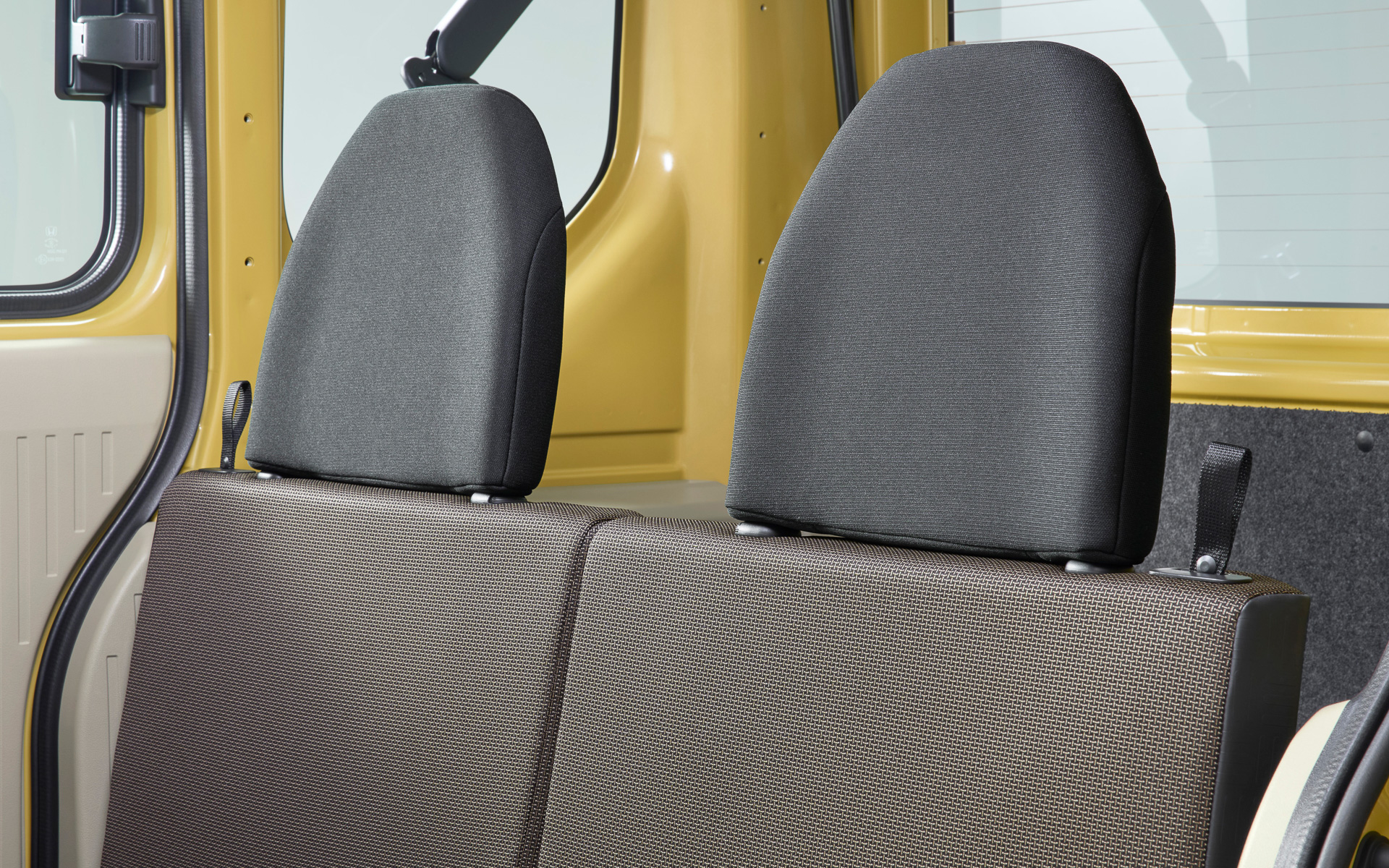 リアシートにヘッドレストを備える