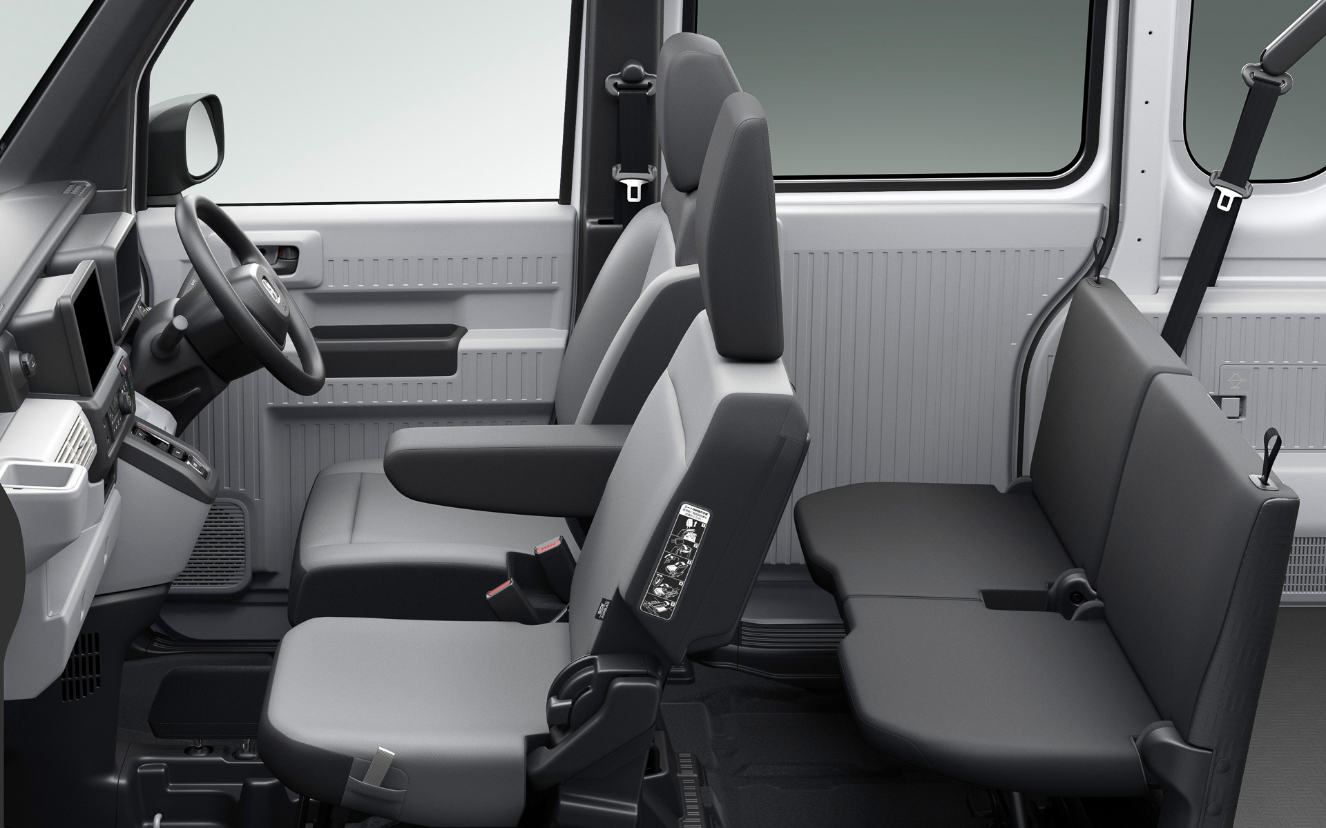 e：L4のインテリア。e：FUN以外のグレードは内装色が明るめのグレーとなる