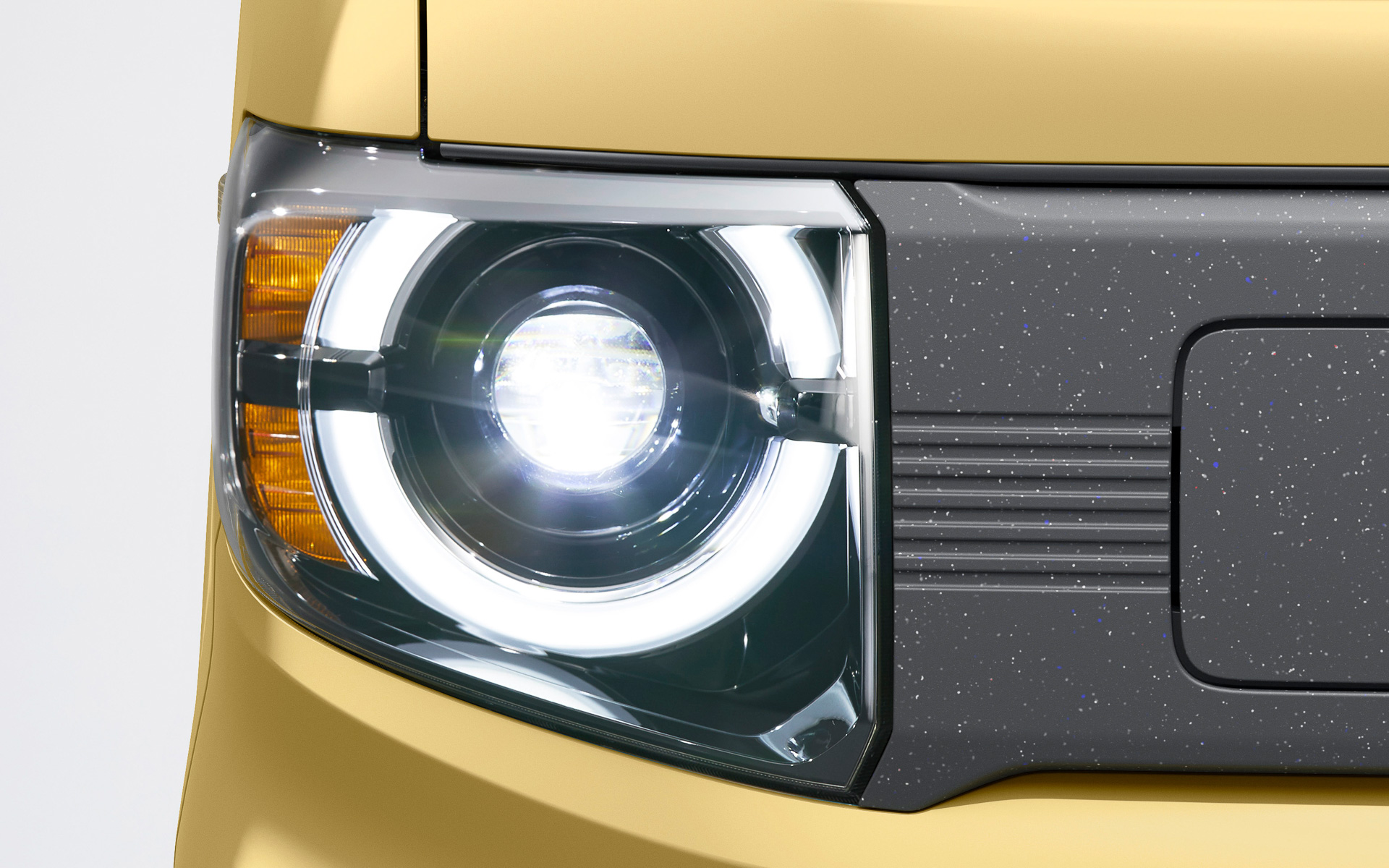 e：FUNで標準装備する「フルLEDヘッドライト」