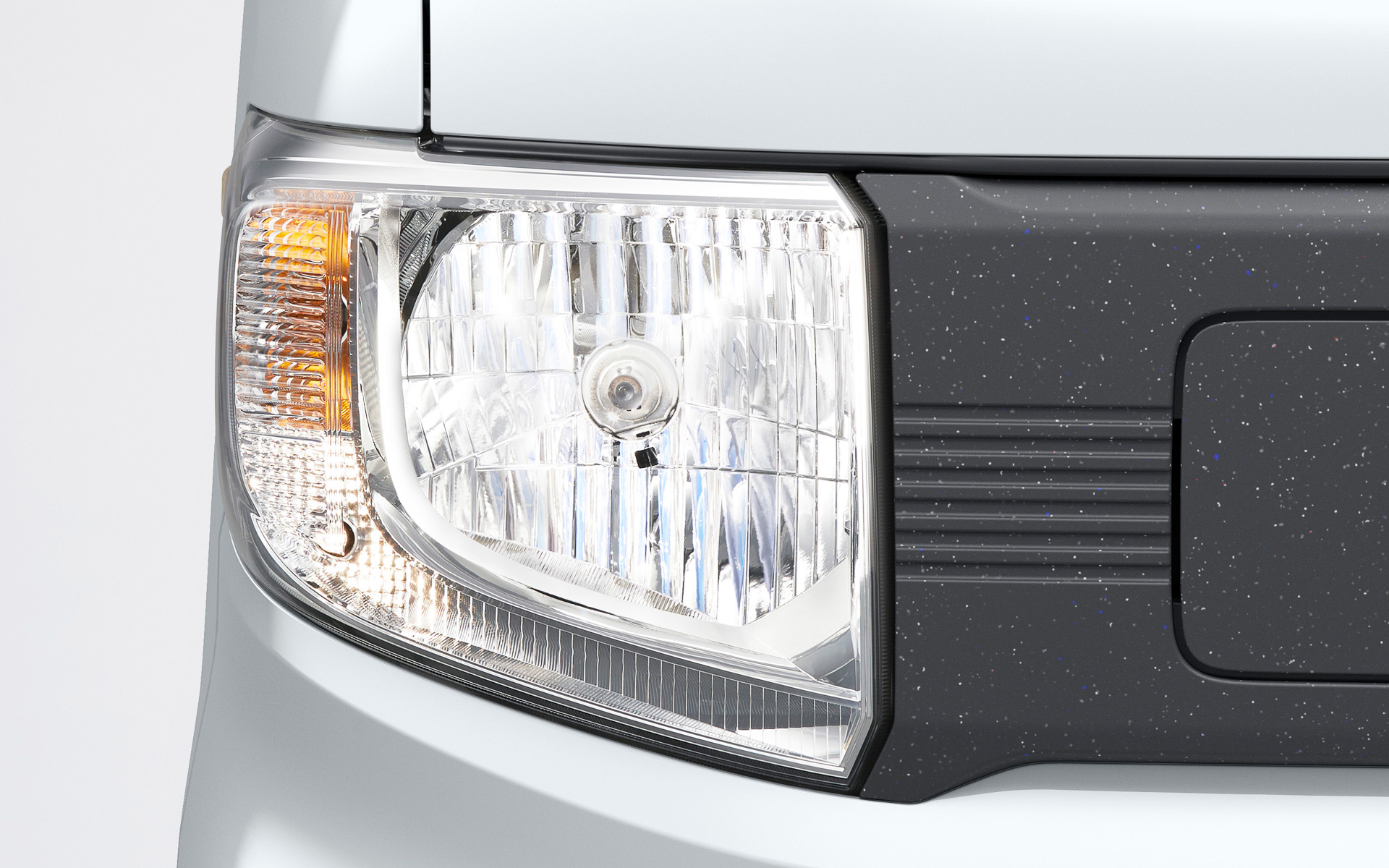 e：FUN以外のグレードは「マルチリフレクターハロゲンヘッドライト」を標準装備