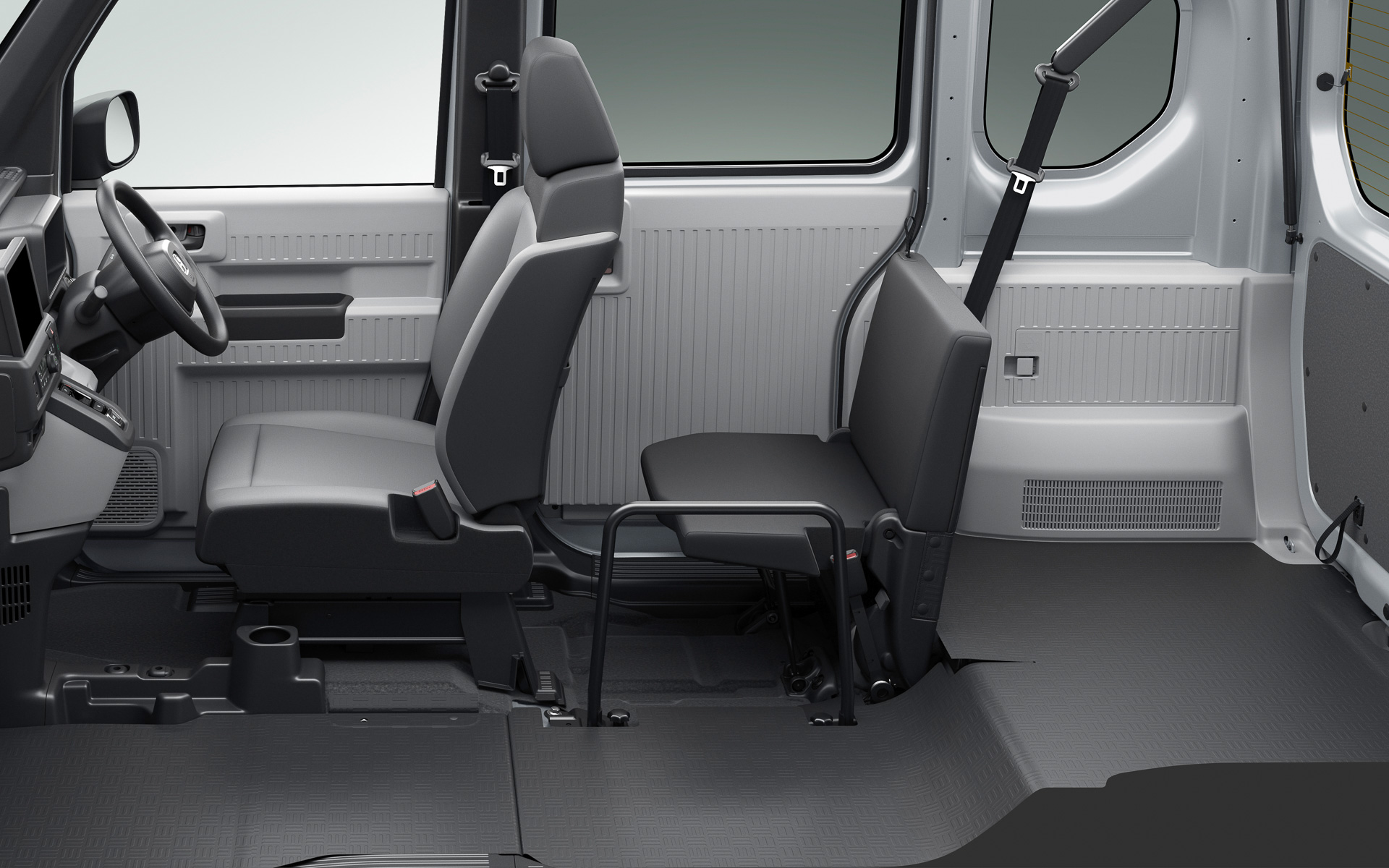 e：L2のインテリア。2脚のシートが前後に並ぶタンデムスタイルとなる