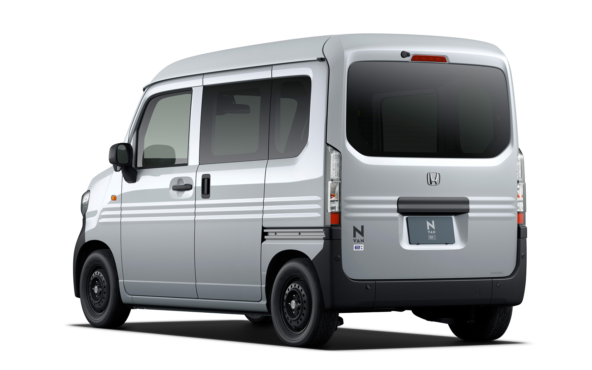 e：Gは前後バンパーが無塗装となる