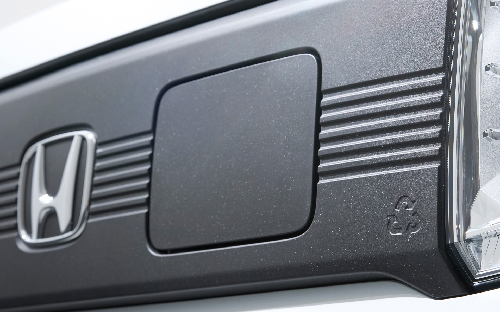 「サーキュラー スペース ブラック」と名付けられたフロントグリルは細かな粒子などで“世界にひとつだけの意匠”を提供する